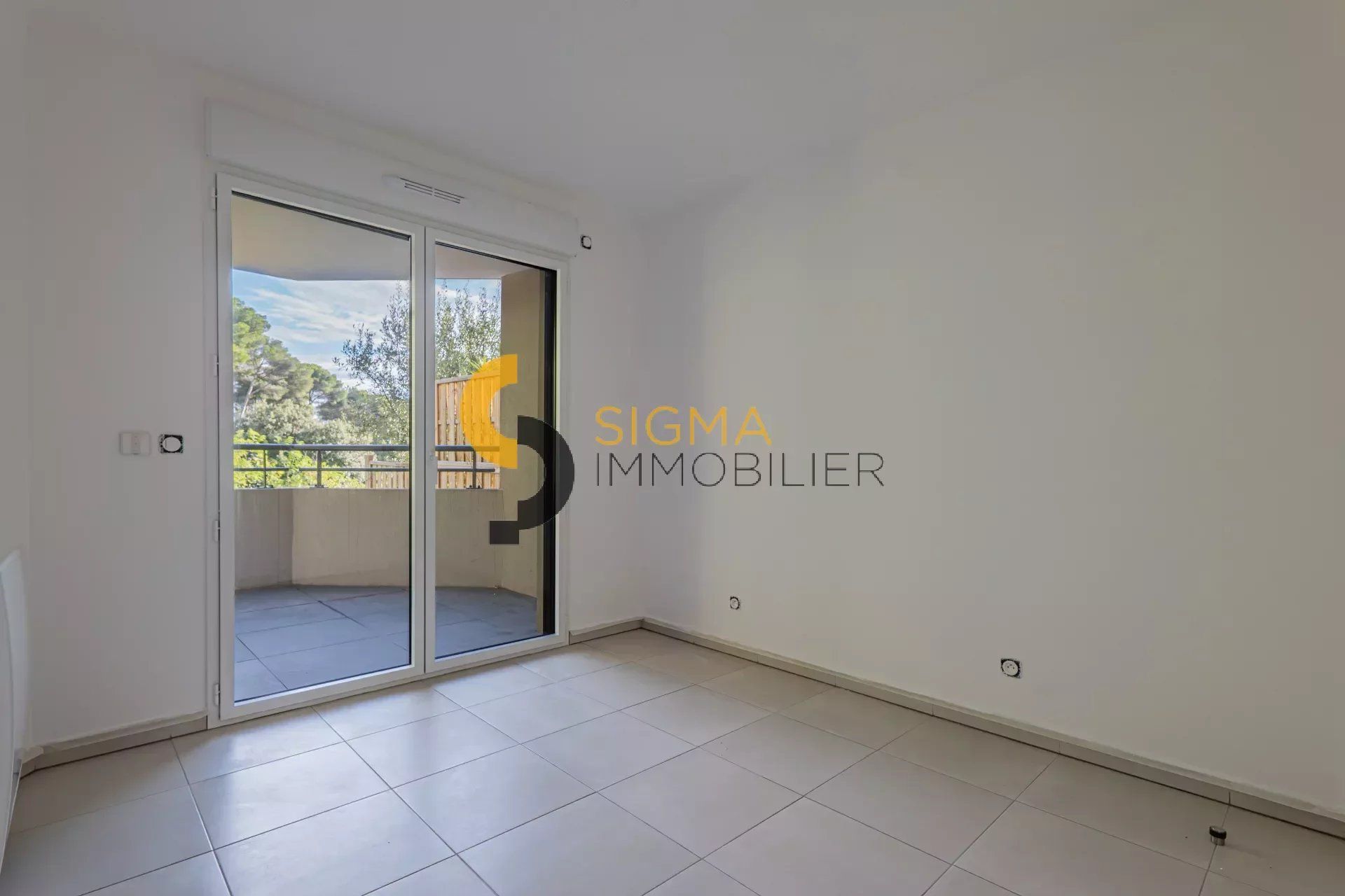 Condominium in Saint-Laurent-du-Var, Provence-Alpes-Cote d'Azur 12824519