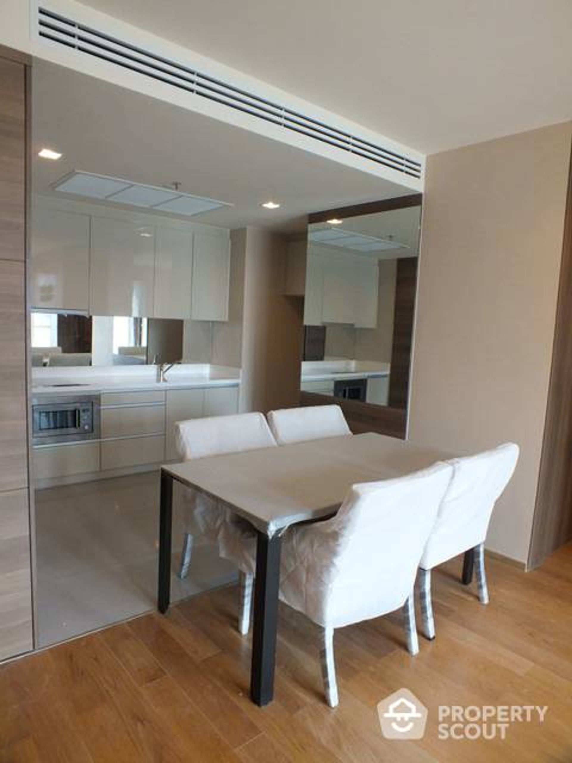 Condominium in Bang Rak, Krung Thep Maha Nakhon 12825833