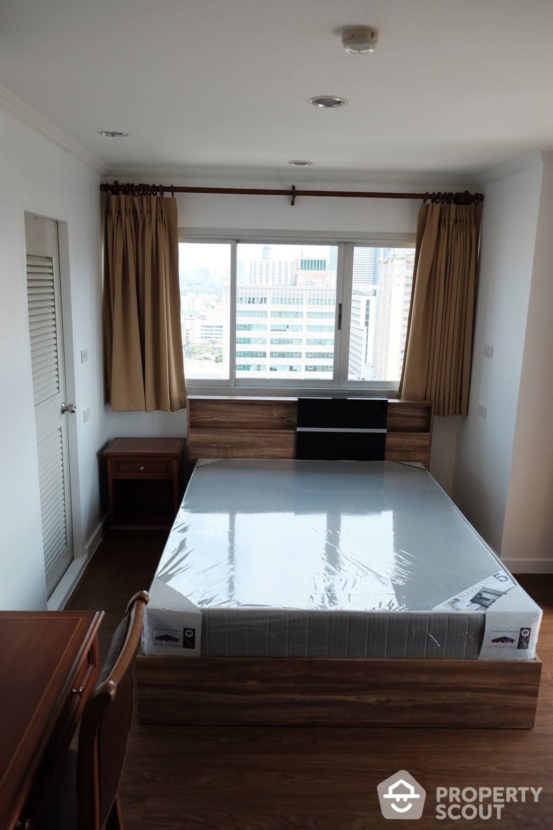 Condominium in Pathum Wan, Krung Thep Maha Nakhon 12825879