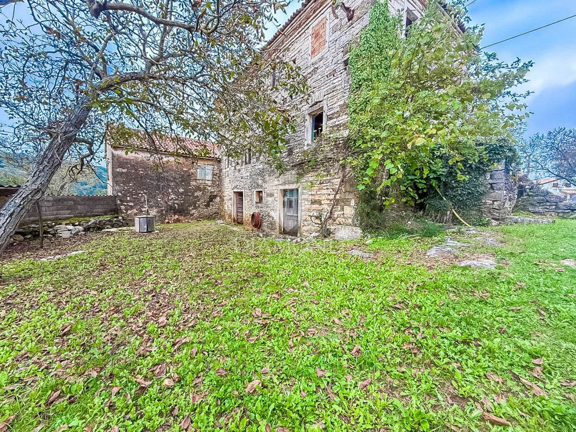 Rumah di Oprtalj, Istria County 12828776