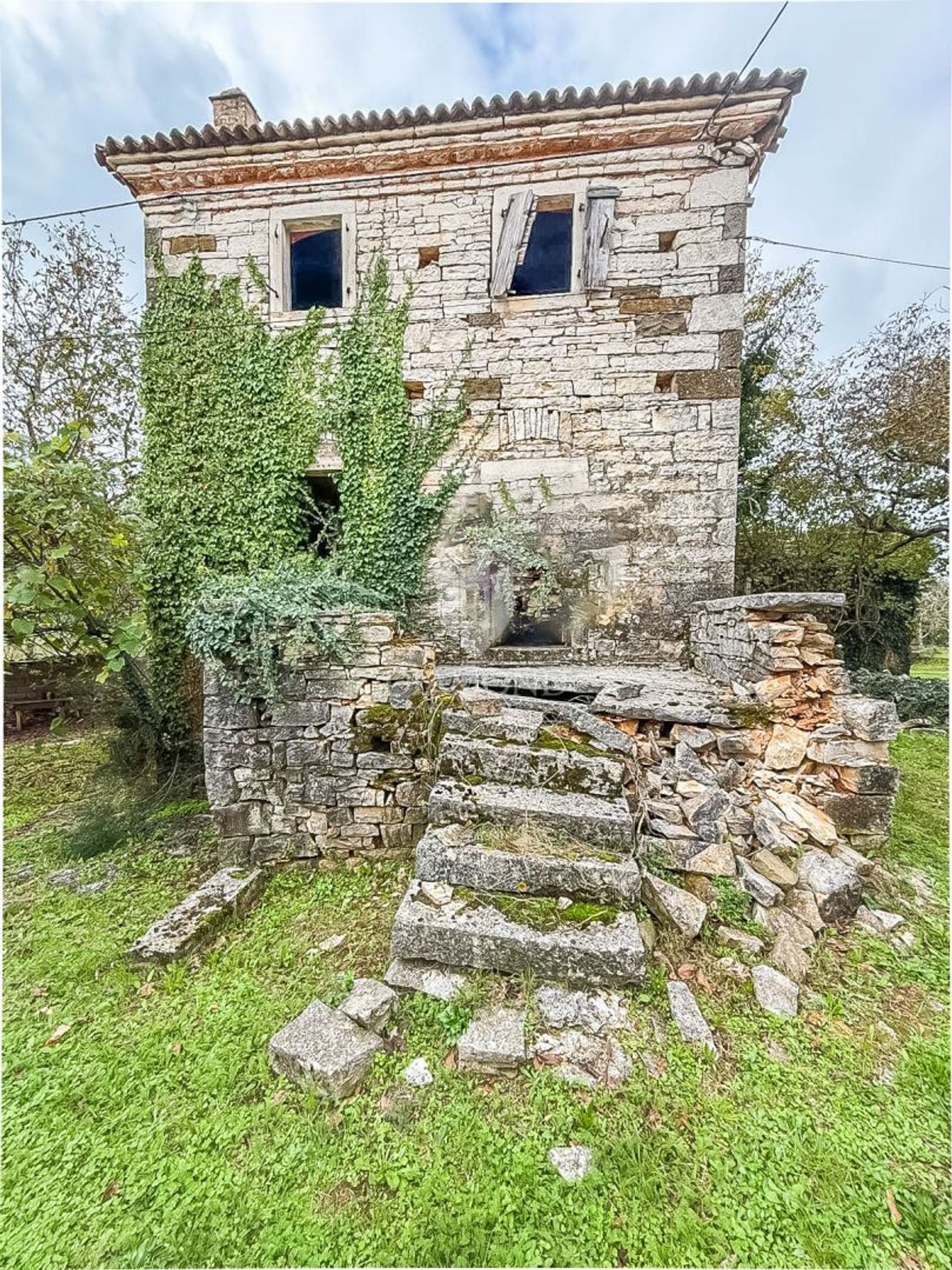 Rumah di Oprtalj, Istria County 12828776