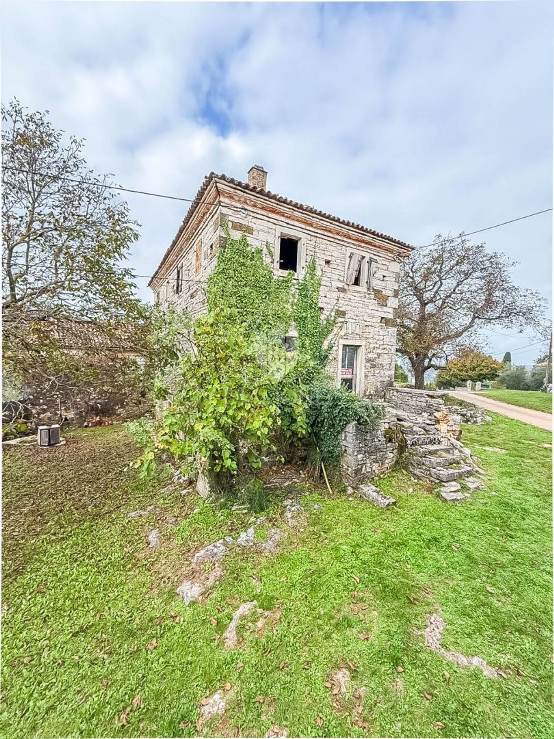 Rumah di Oprtalj, Istria County 12828776