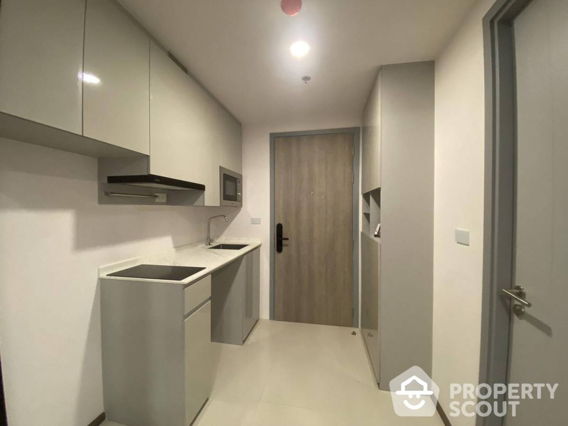 Condominium in Huai Khwang, Krung Thep Maha Nakhon 12830162