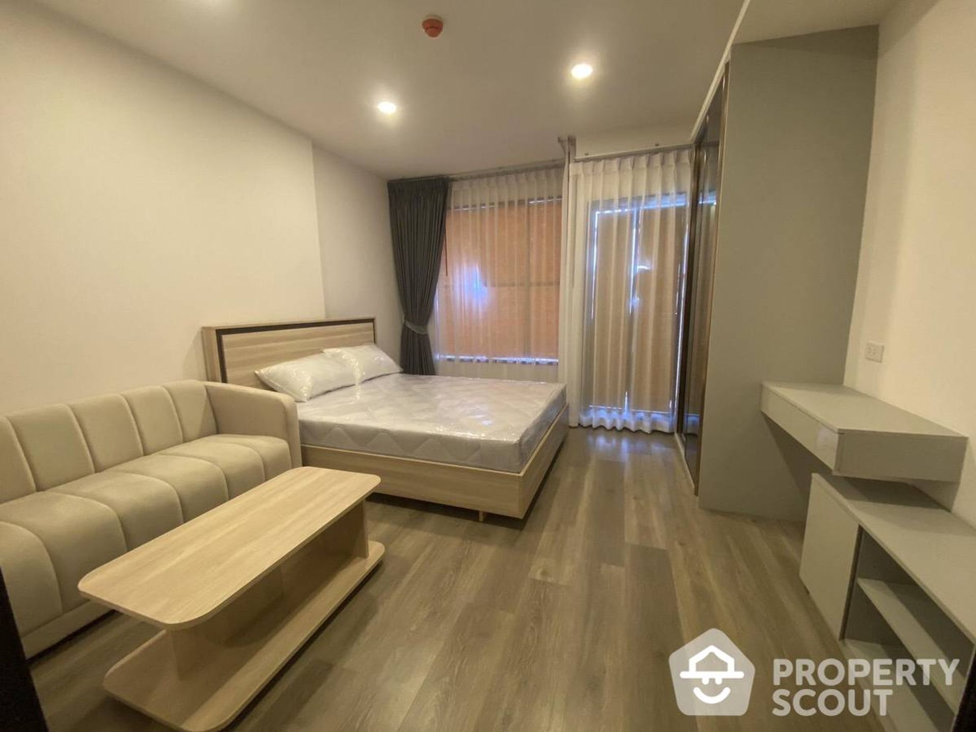 Condominium in Huai Khwang, Krung Thep Maha Nakhon 12830162