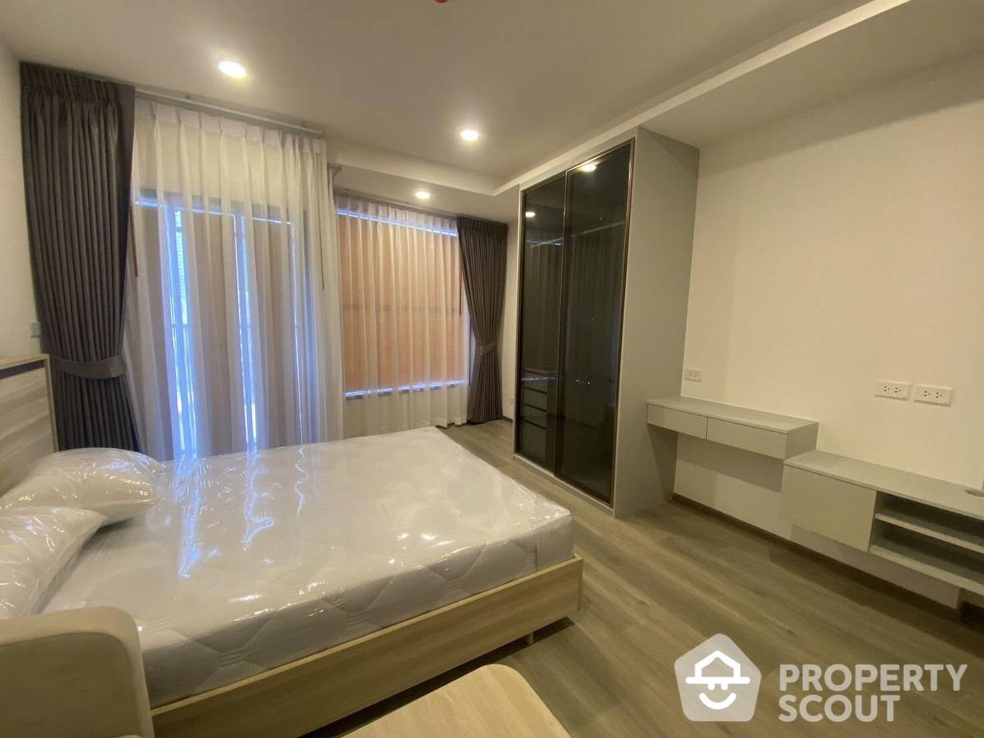 Condominium in Huai Khwang, Krung Thep Maha Nakhon 12830163