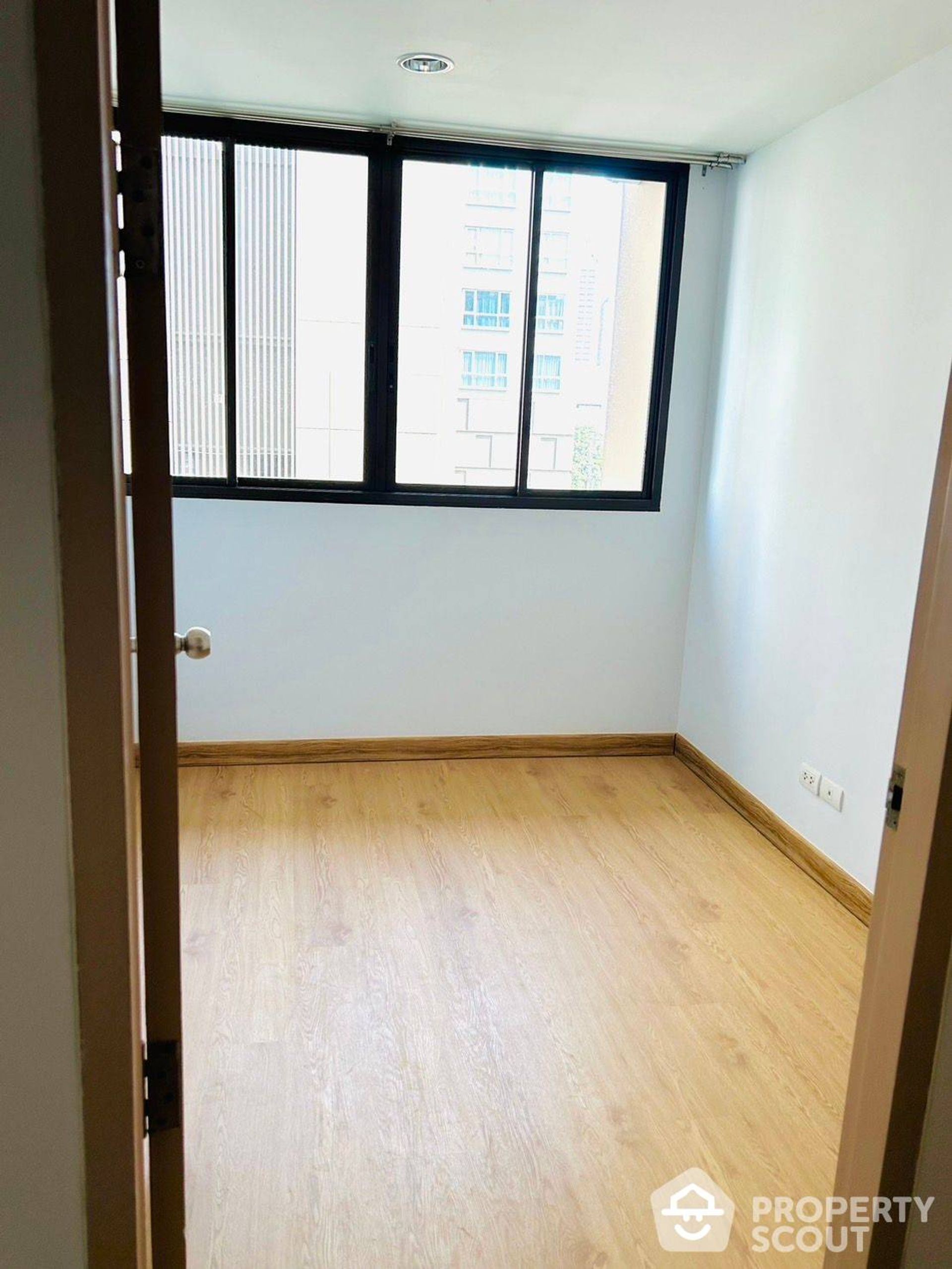 Condominium in Godown, Krung Thep Maha Nakhon 12830171