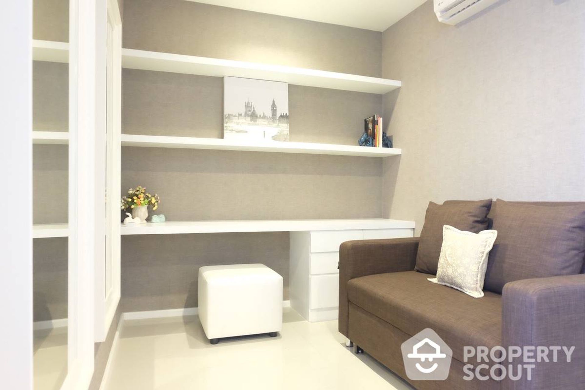 Condominium in Huai Khwang, Krung Thep Maha Nakhon 12830173