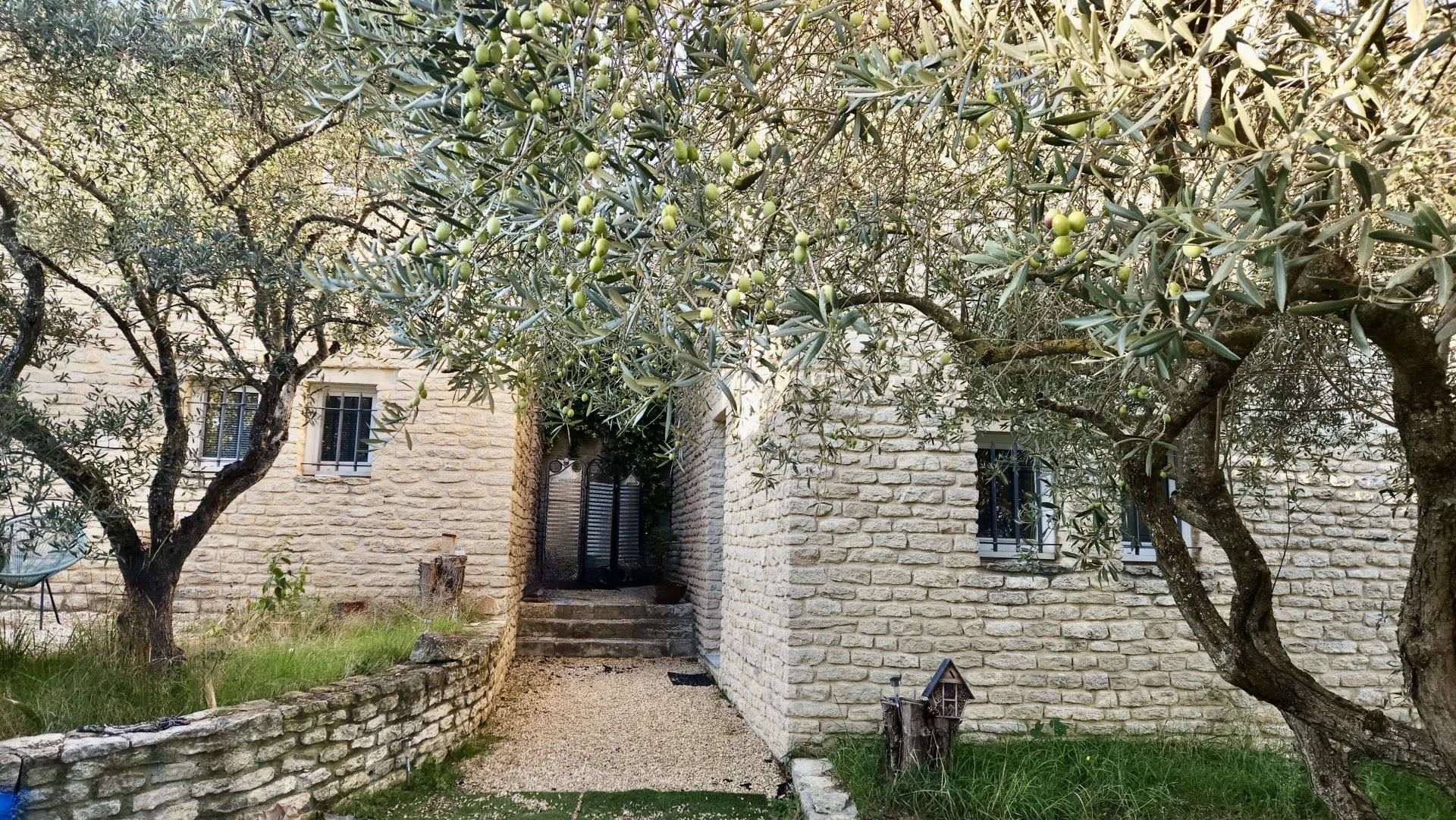 سكني في Gordes, Vaucluse 12830473