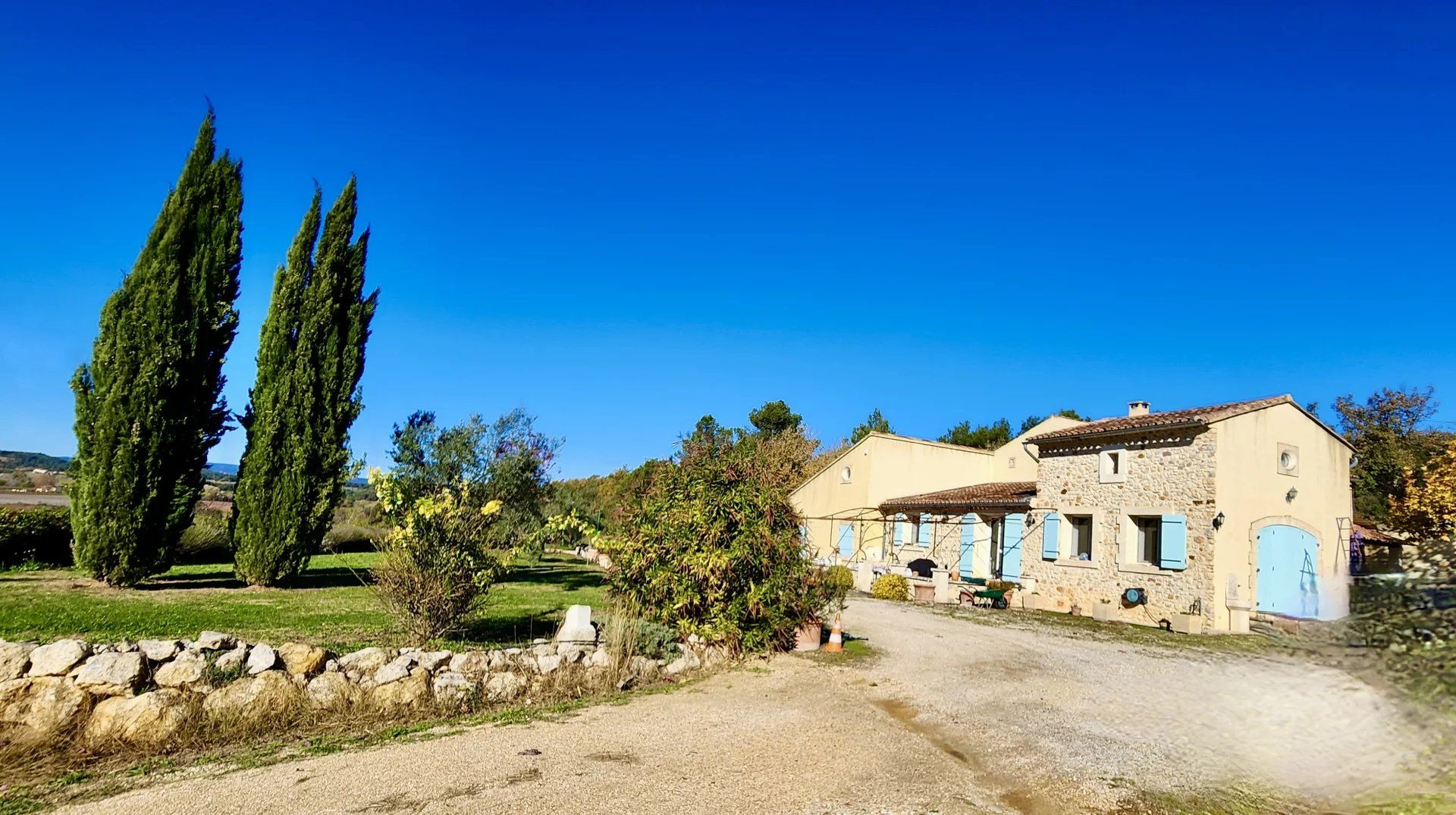 تجاري في Bonnieux, Vaucluse 12830474