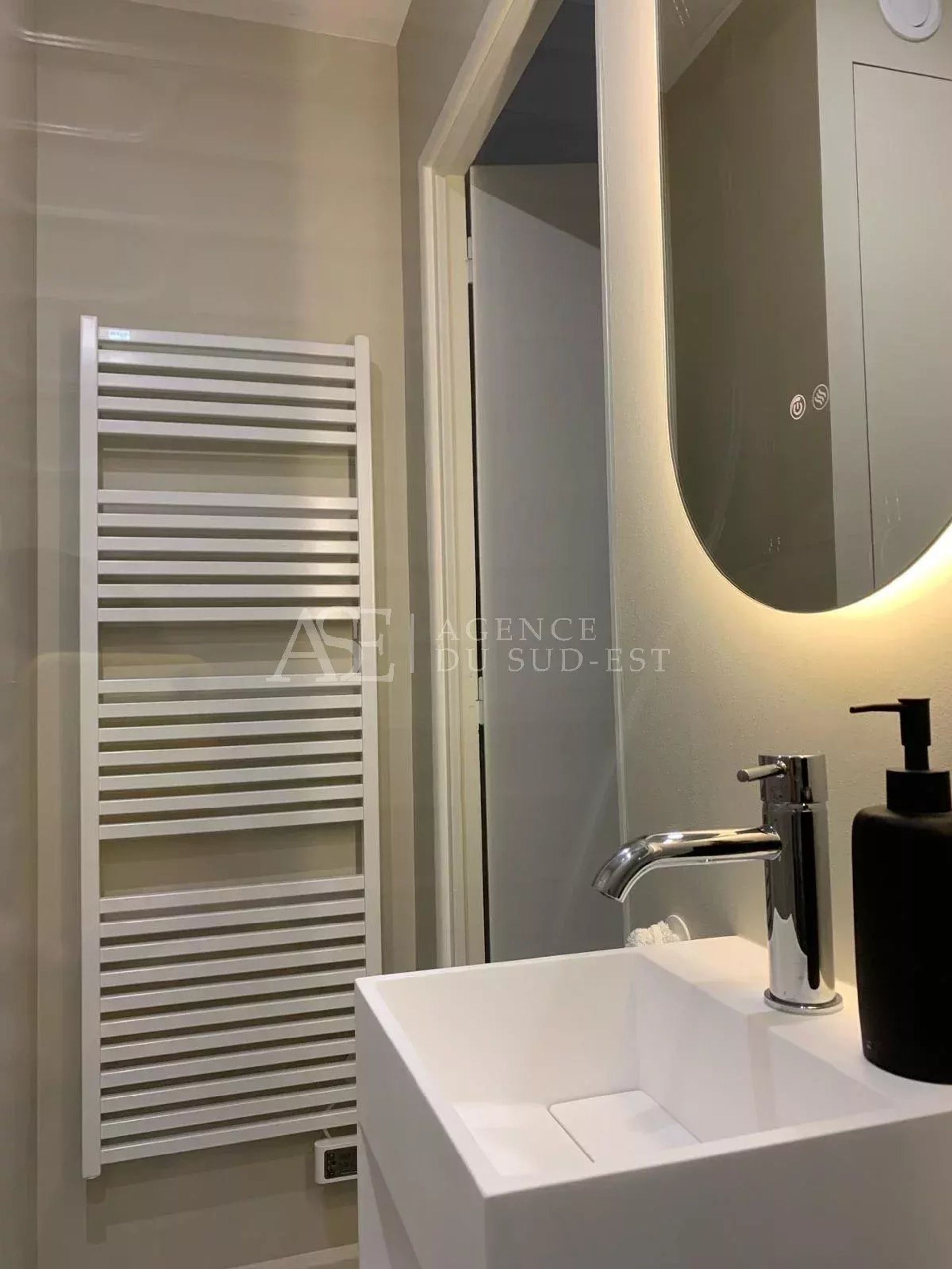 Condominium in Aix-en-Provence, Bouches-du-Rhône 12830475