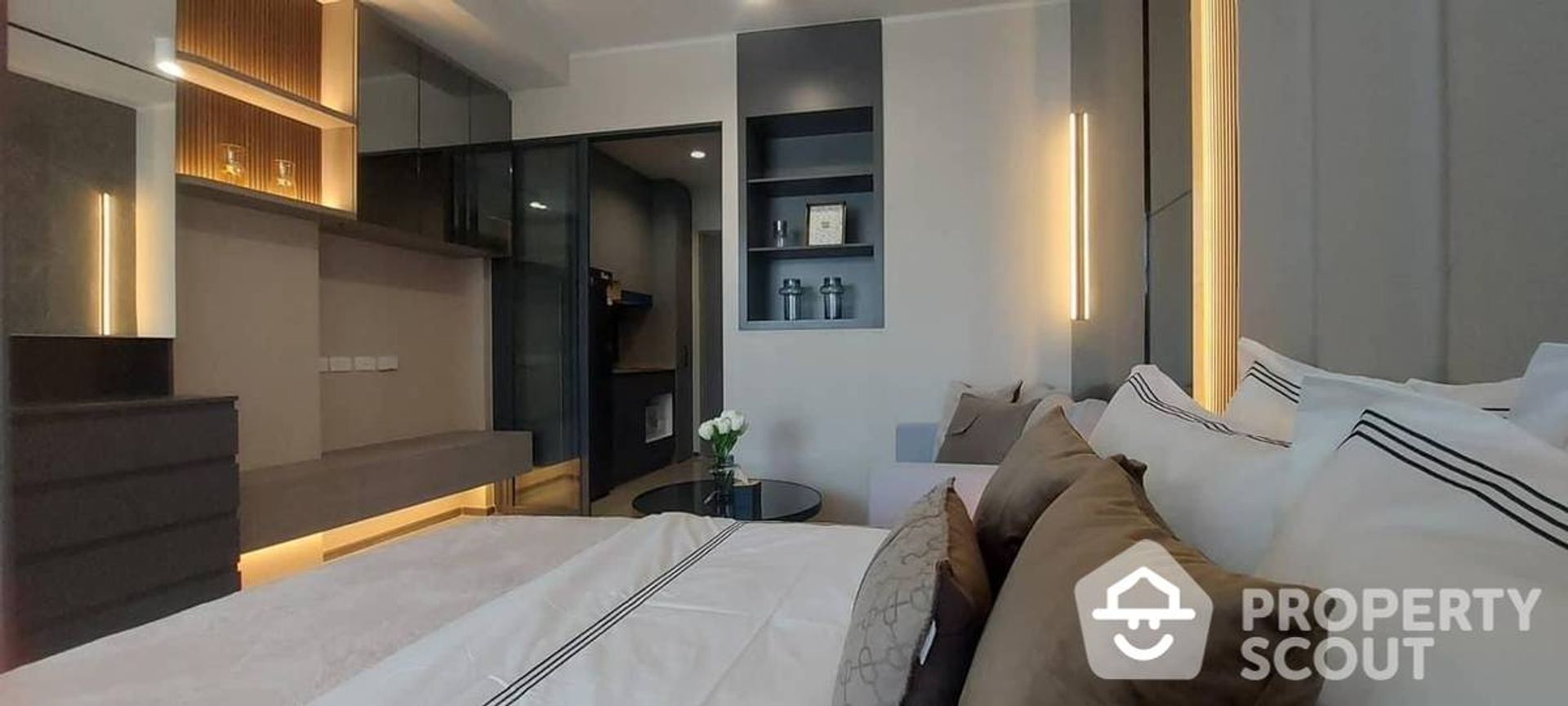 Condominium in Phra Khanong, Krung Thep Maha Nakhon 12831044