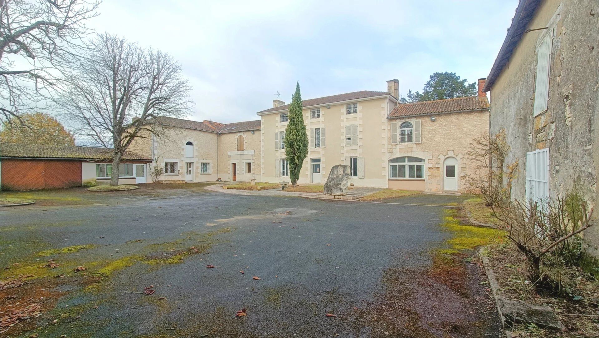 بيت في Neuville-de-Poitou, Nouvelle-Aquitaine 12831691