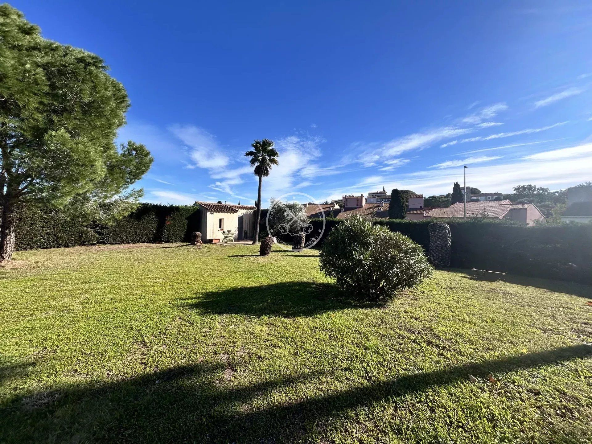 Casa nel Roquebrune-sur-Argens, Provenza-Alpi-Costa Azzurra 12831743