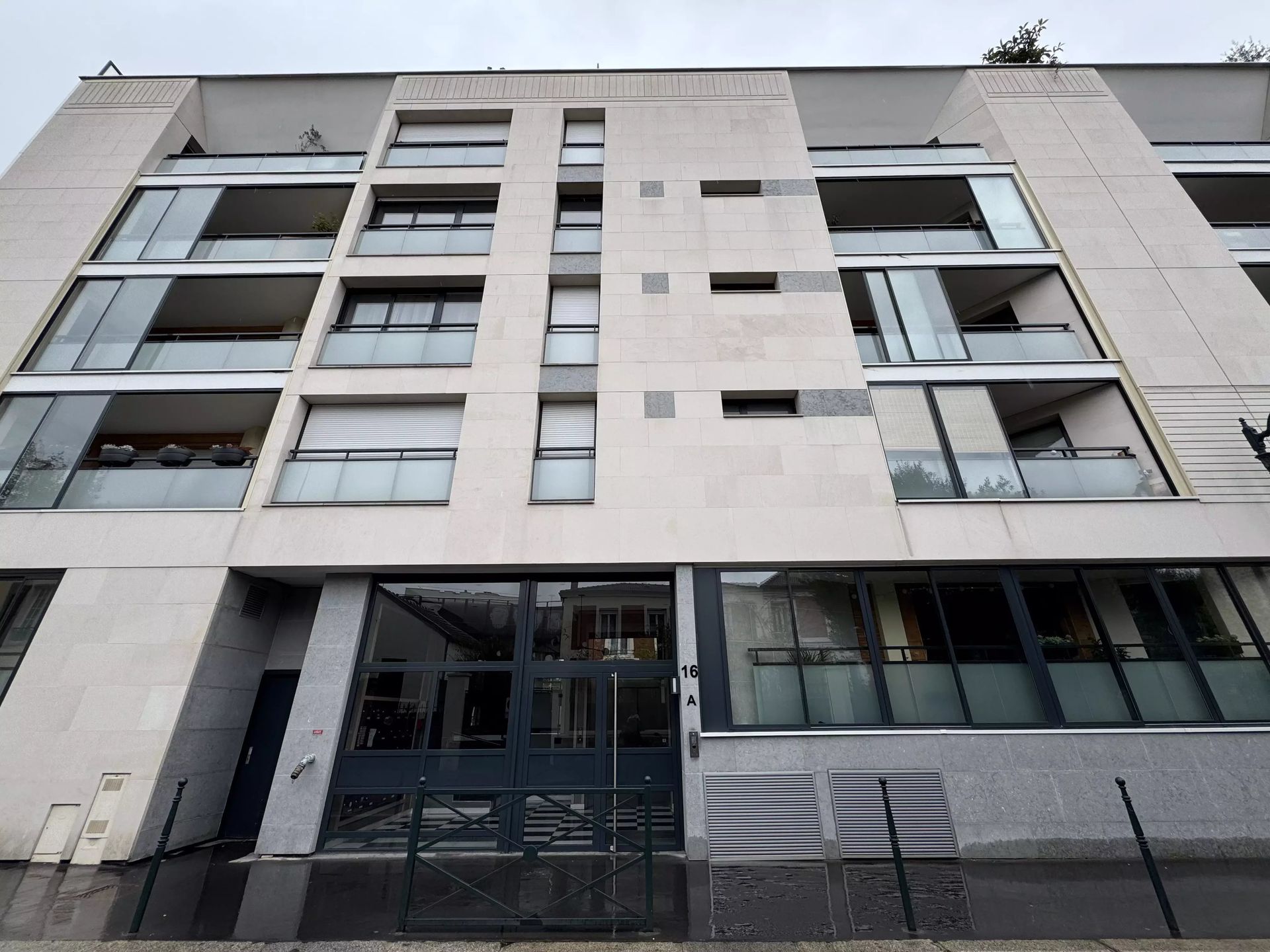 Condominium in Asnières-sur-Seine, Hauts-de-Seine 12832884