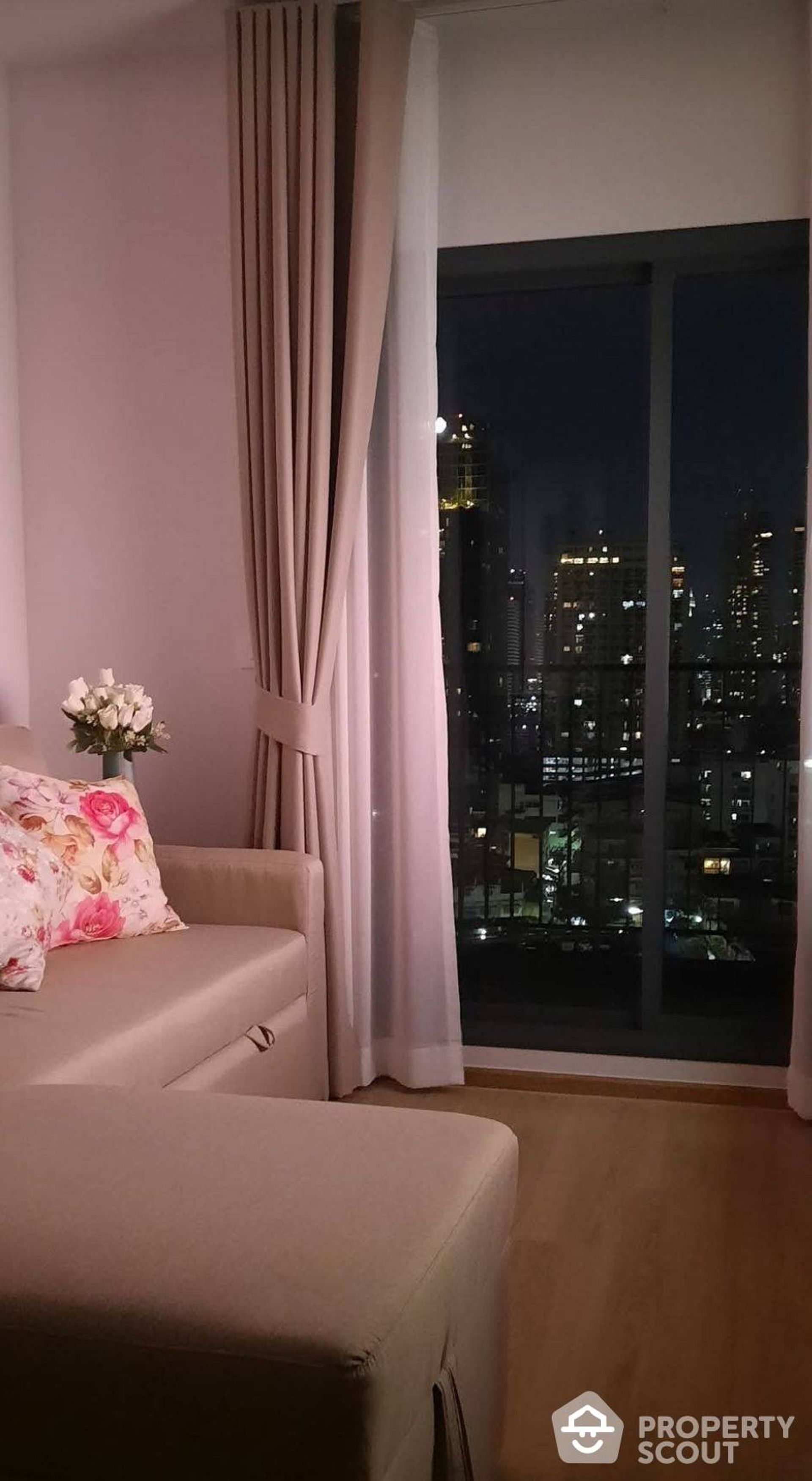 Condominium in Khlong Toei, Krung Thep Maha Nakhon 12833517