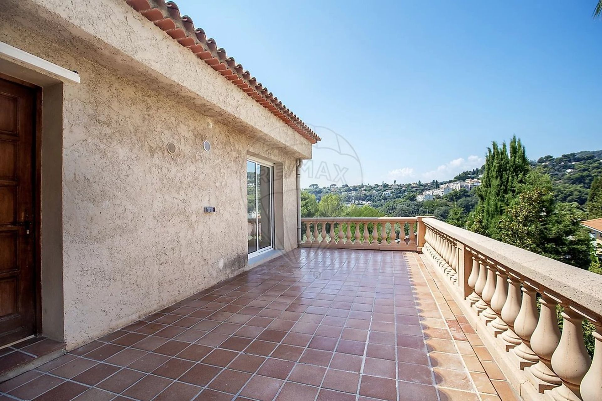 Condominium in Leuk, Provence-Alpes-Côte d'Azur 12834710