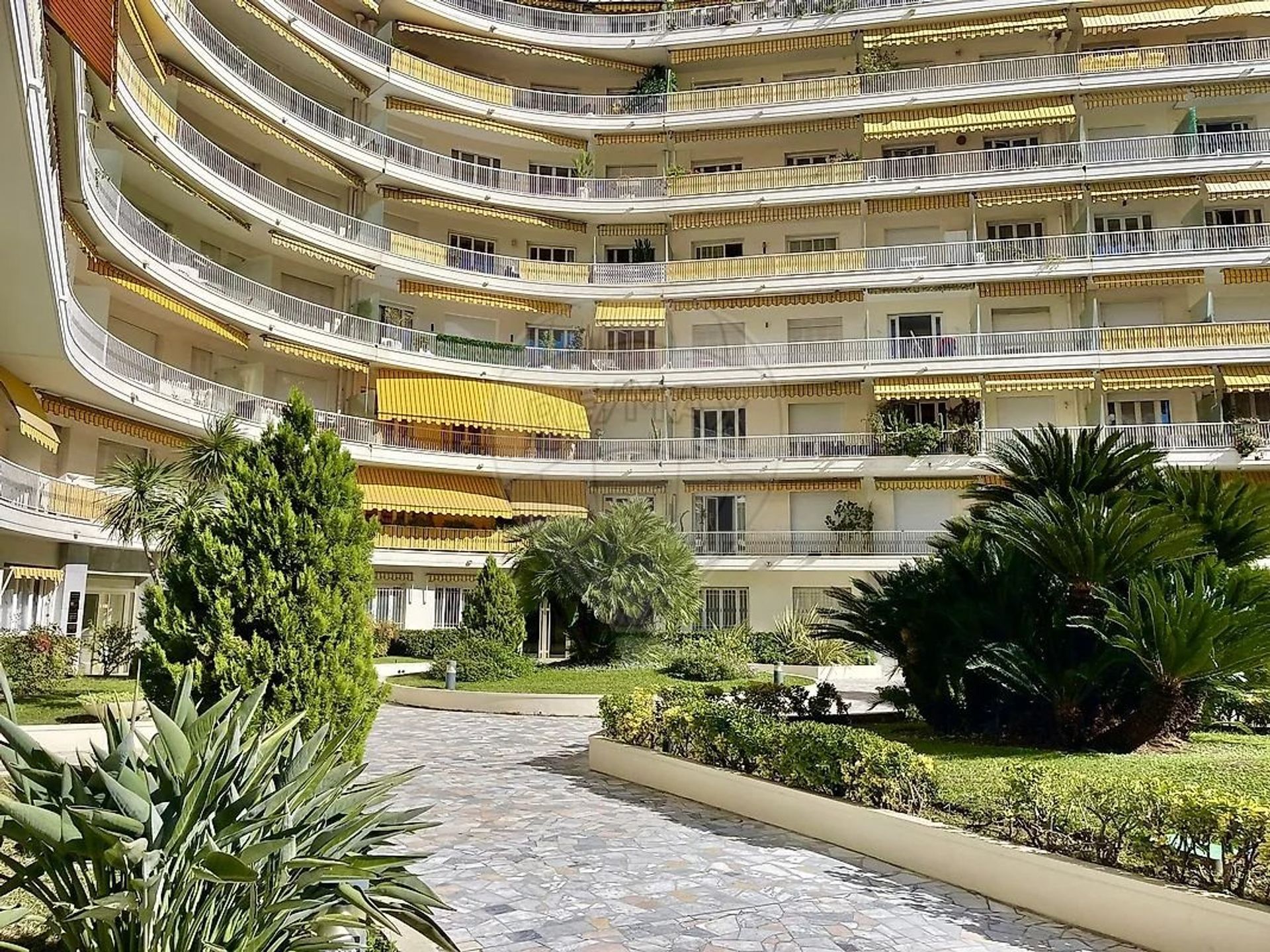 Condominium in Leuk, Provence-Alpes-Côte d'Azur 12834714