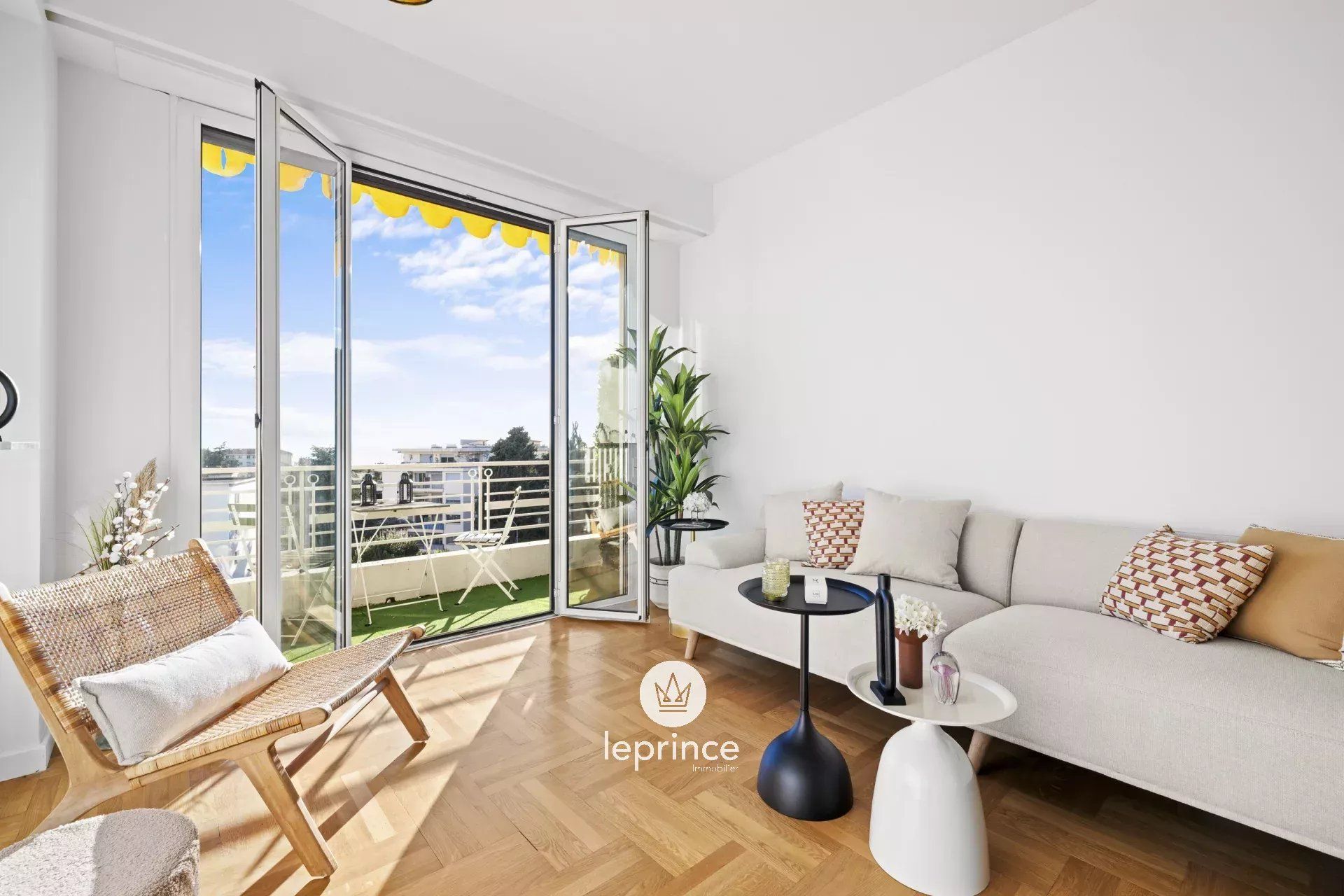 Condominium in Nice, Provence-Alpes-Cote d'Azur 12840125