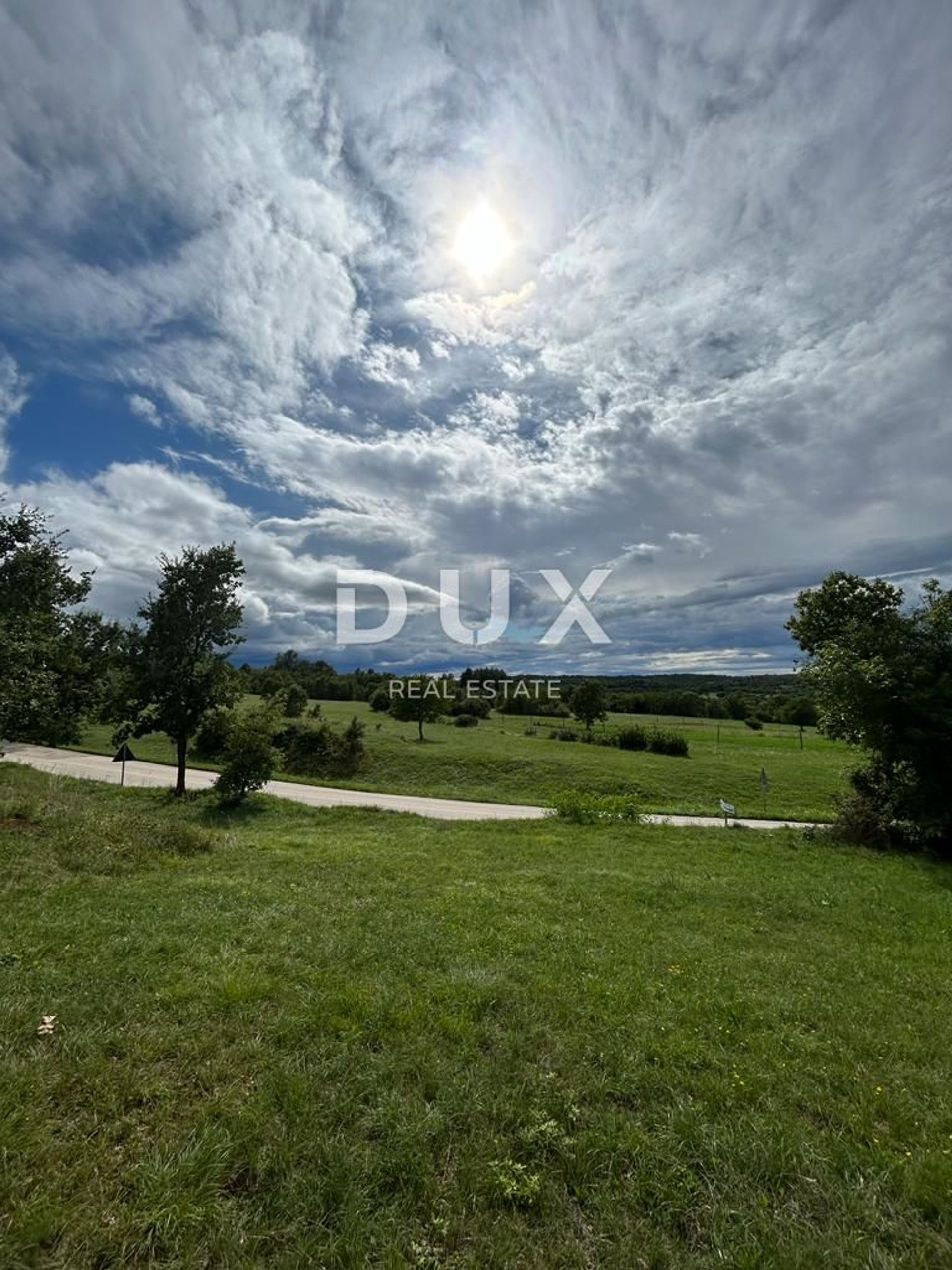 商業的 在 Oprtalj, Istria County 12840325