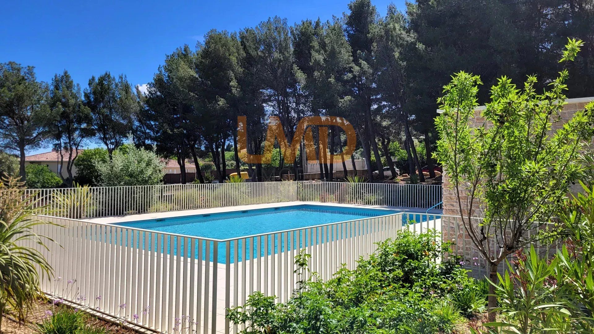 Osakehuoneisto sisään Mouret, Provence-Alpes-Cote d'Azur 12842655