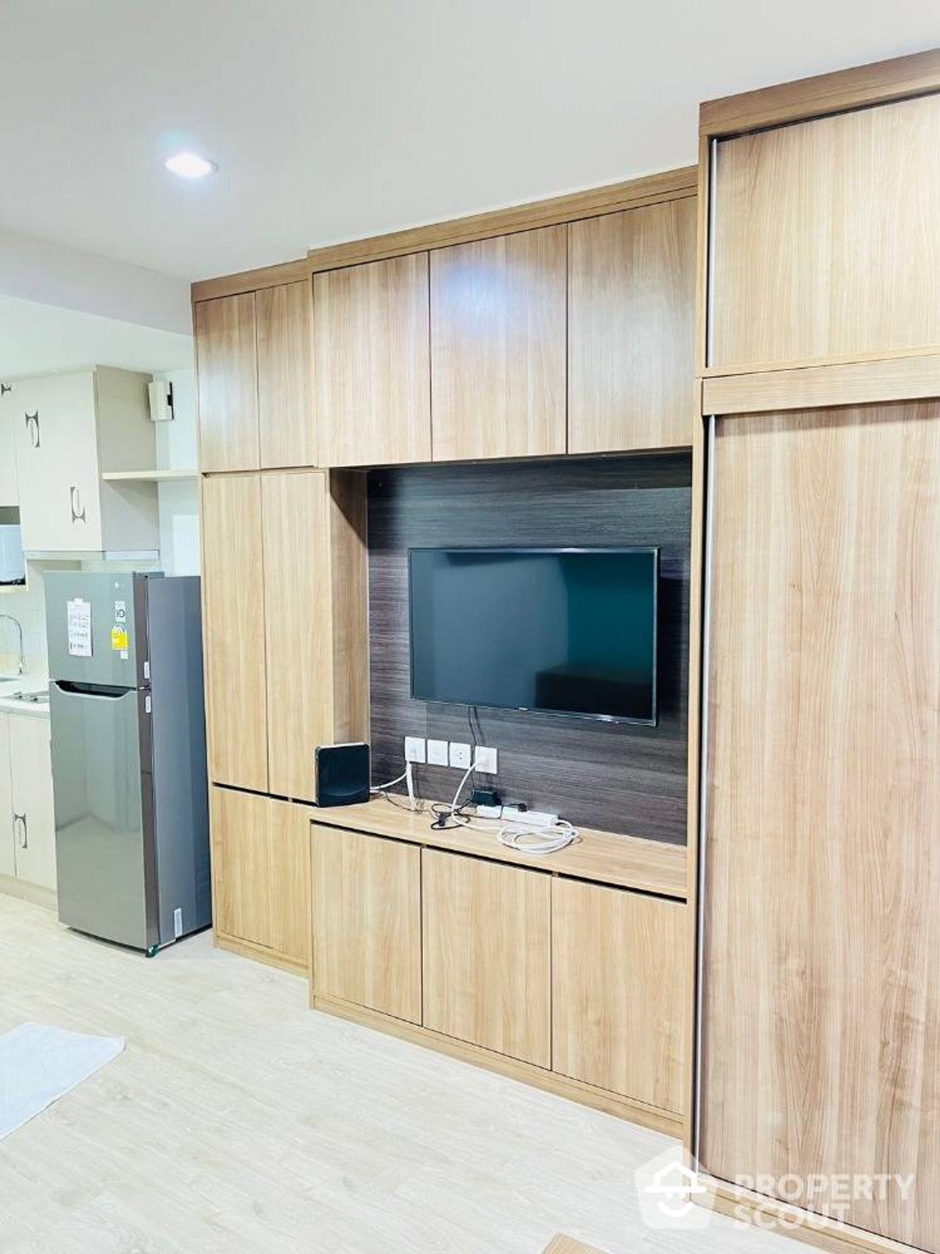 Condominium in Bang Rak, Krung Thep Maha Nakhon 12843156