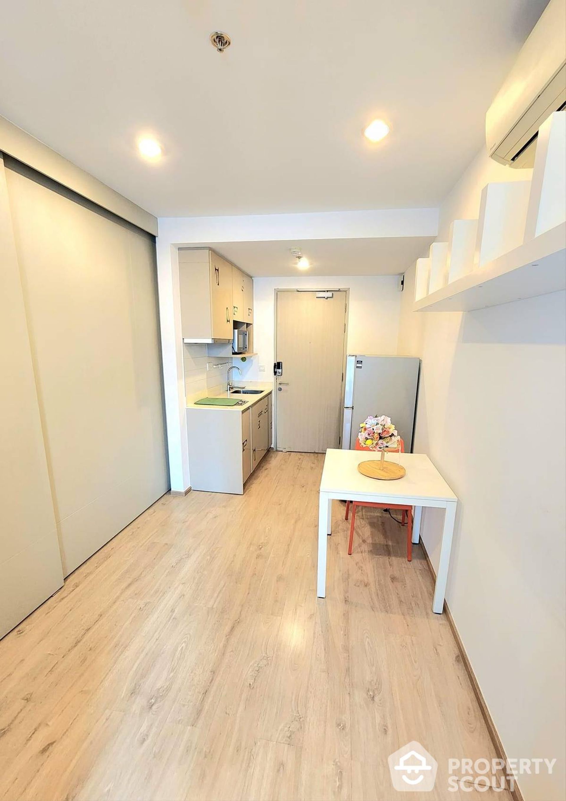 Condominium in Bang Rak, Krung Thep Maha Nakhon 12843181