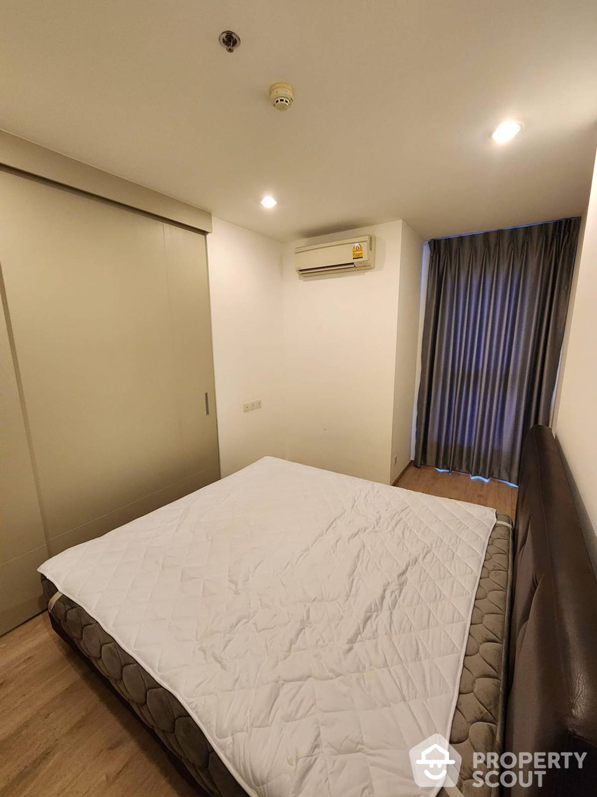 Condominium in Bang Rak, Krung Thep Maha Nakhon 12843181