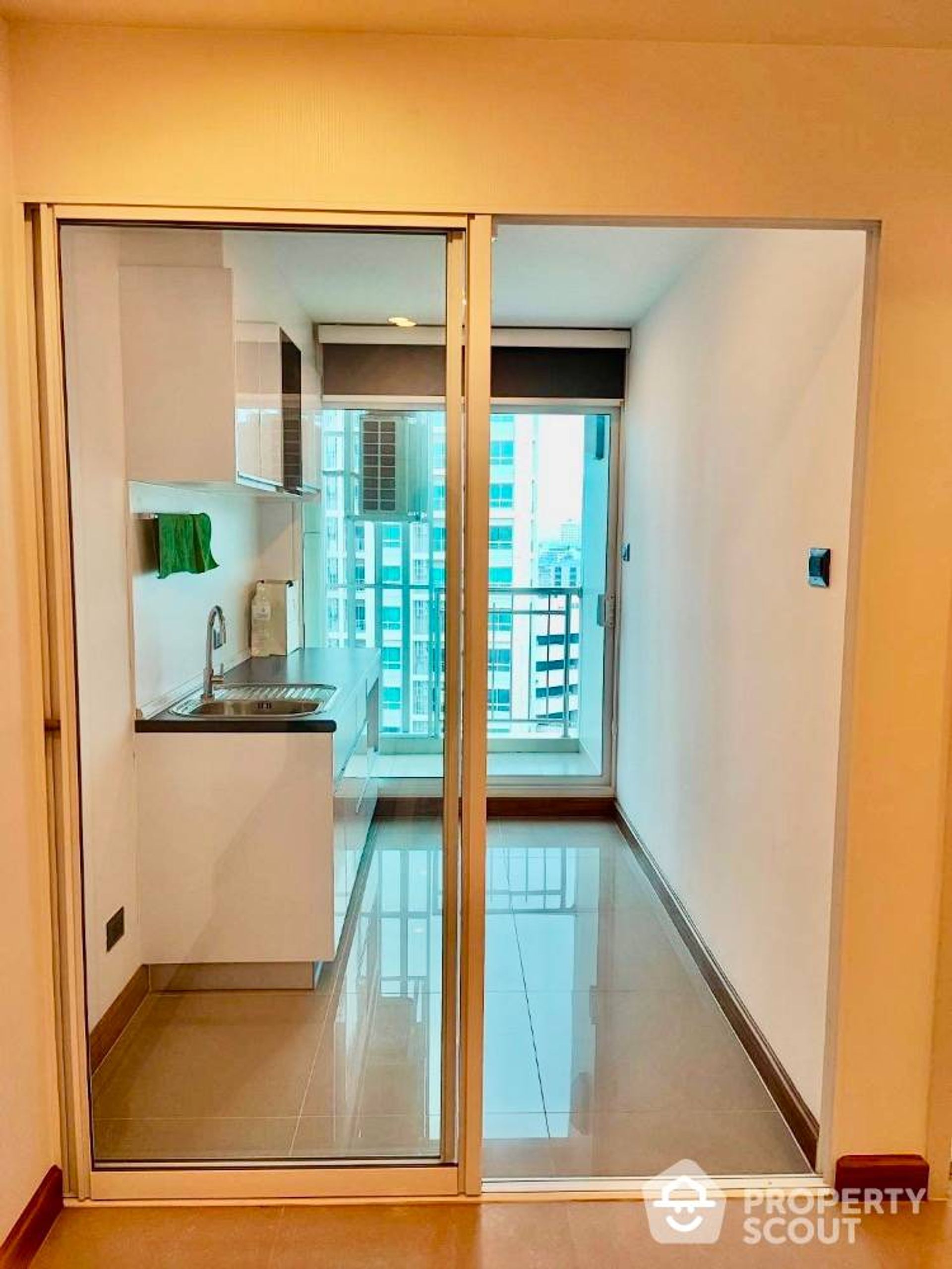 Condominio en Huai Khwang, Krung Thep Maha Nakhon 12843190