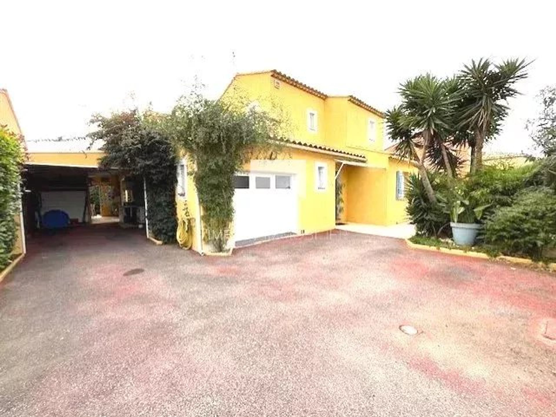 House in La Crau, Provence-Alpes-Cote d'Azur 12843404