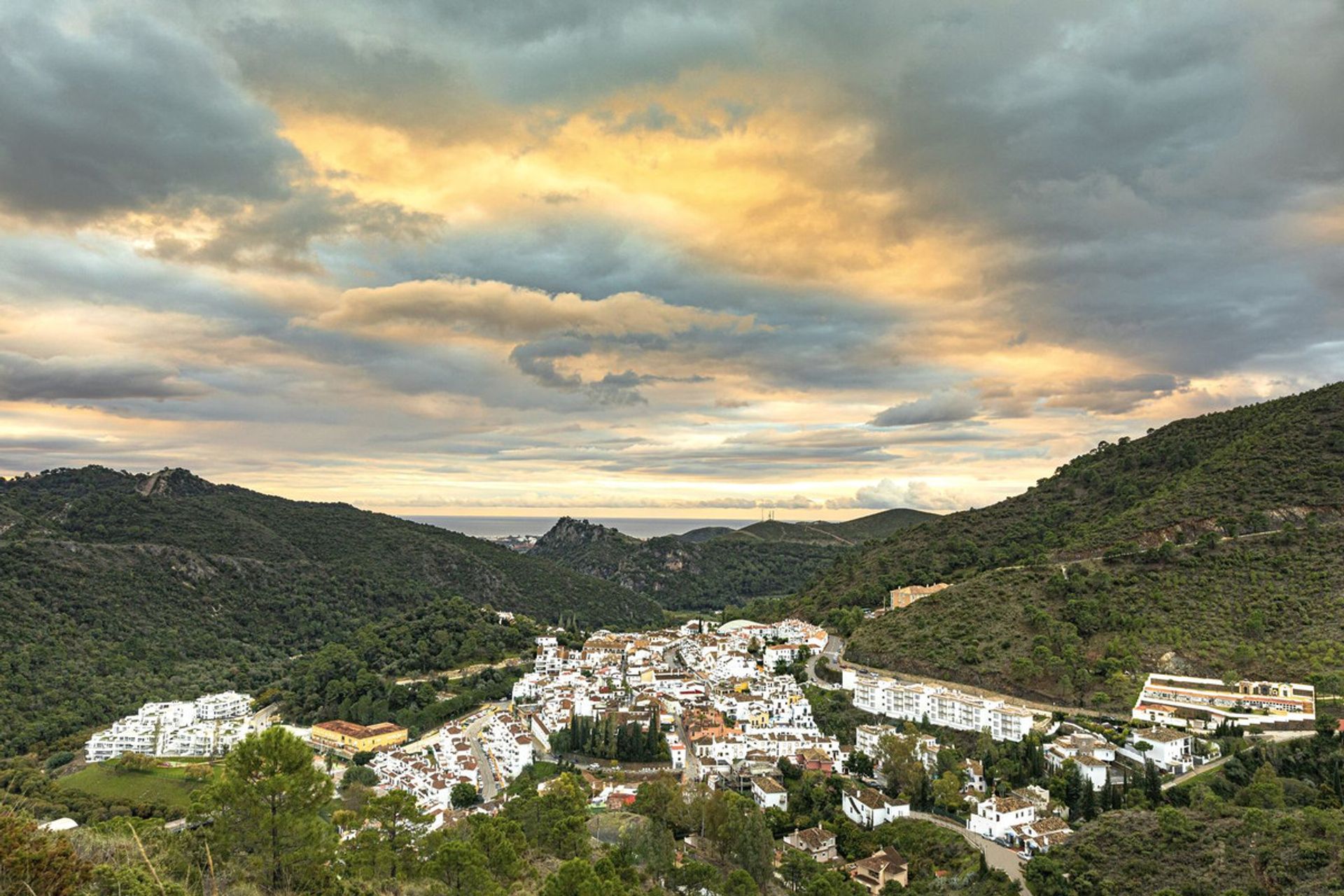 Condominium in Benahavís, Andalusia 12844579