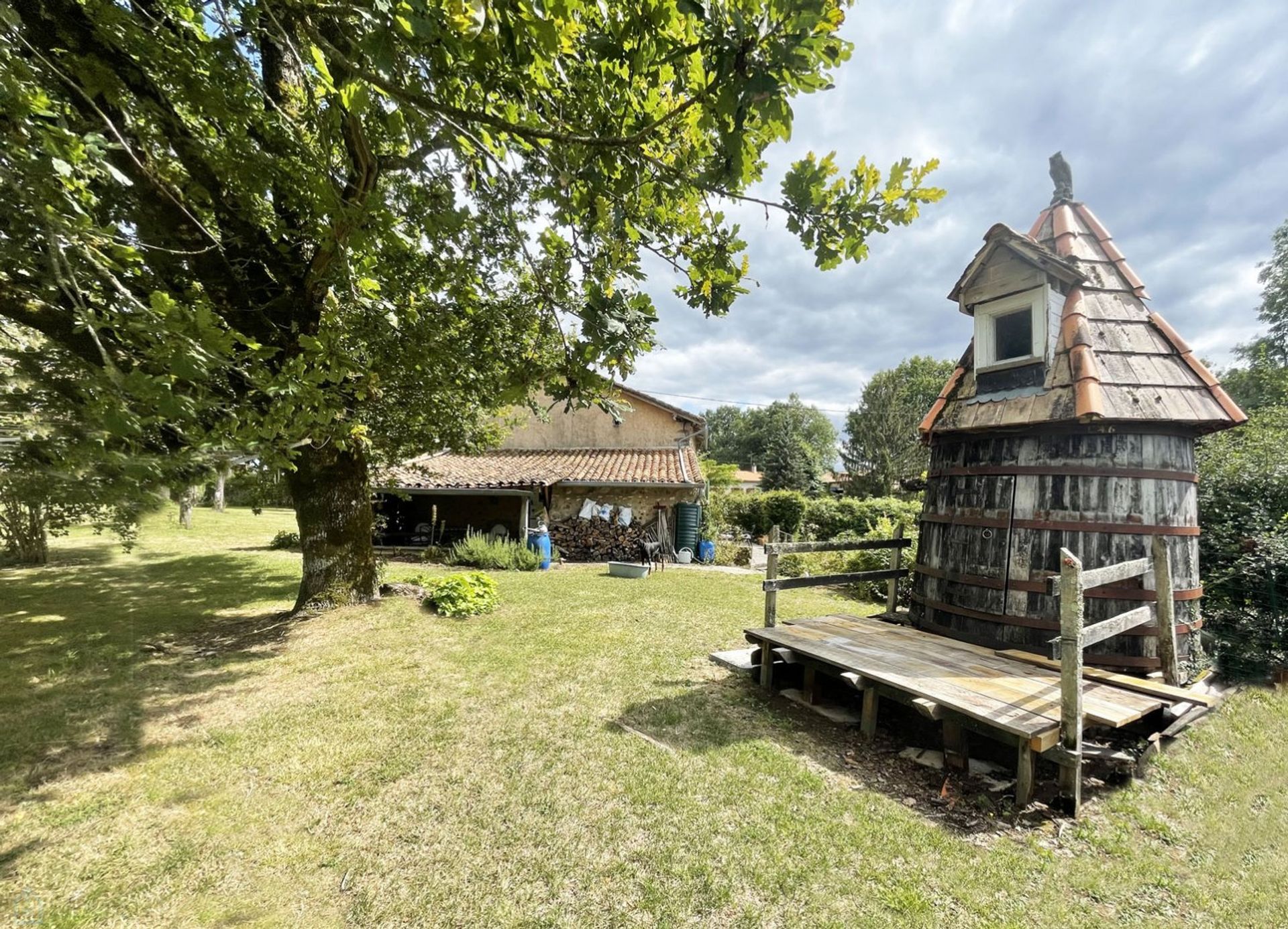 住宅 在 Montbron, Nouvelle-Aquitaine 12846037