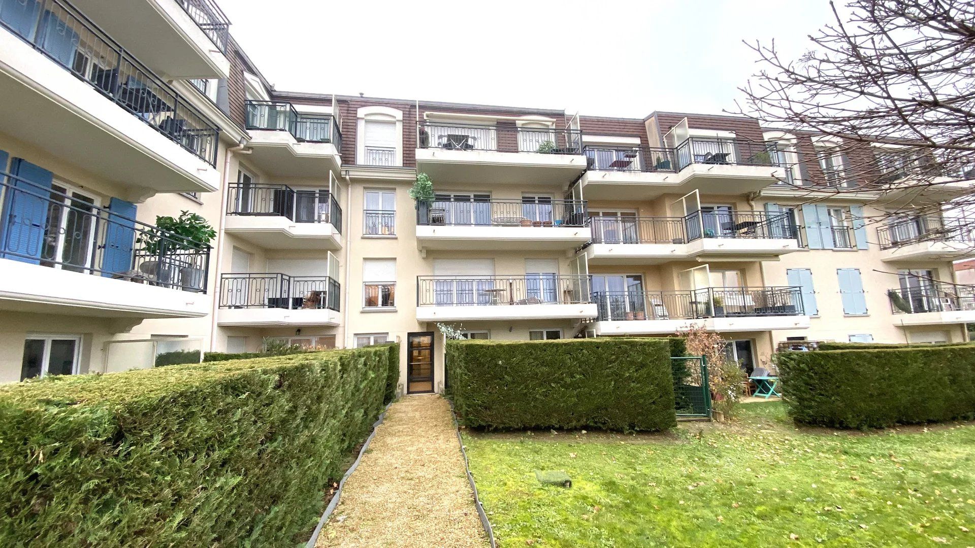 Condominium in Les Clayes-sous-Bois, Ile-de-France 12847091