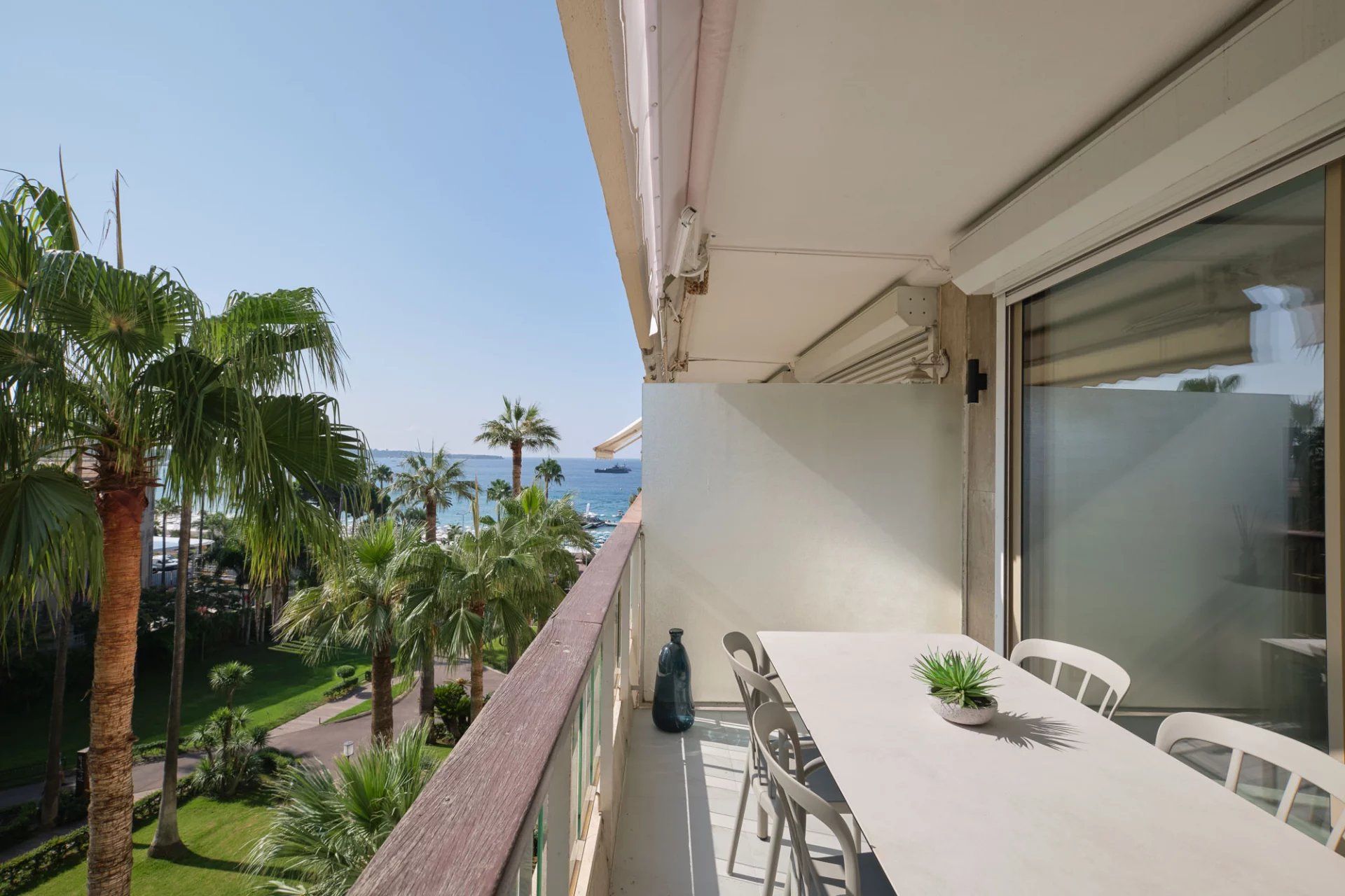 Condominium in Cannes, Provence-Alpes-Cote d'Azur 12849262