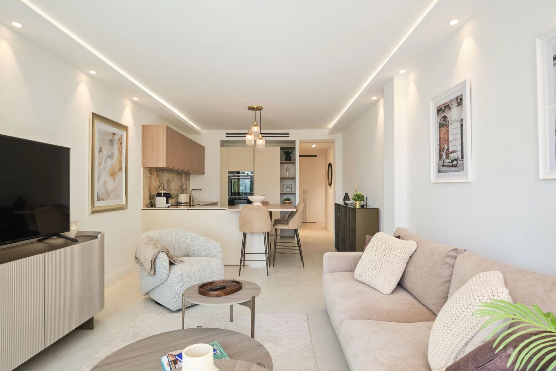 Condominium in Cannes, Provence-Alpes-Cote d'Azur 12849262