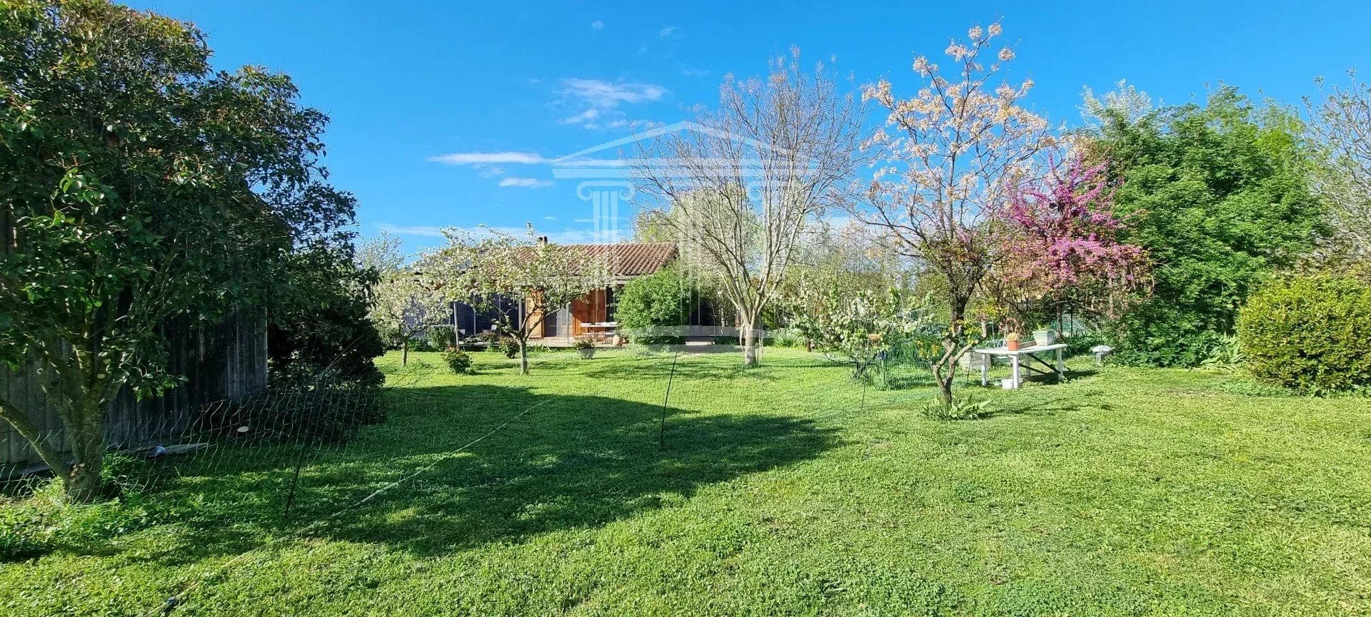 بيت في Sorgues, Provence-Alpes-Cote d'Azur 12849286