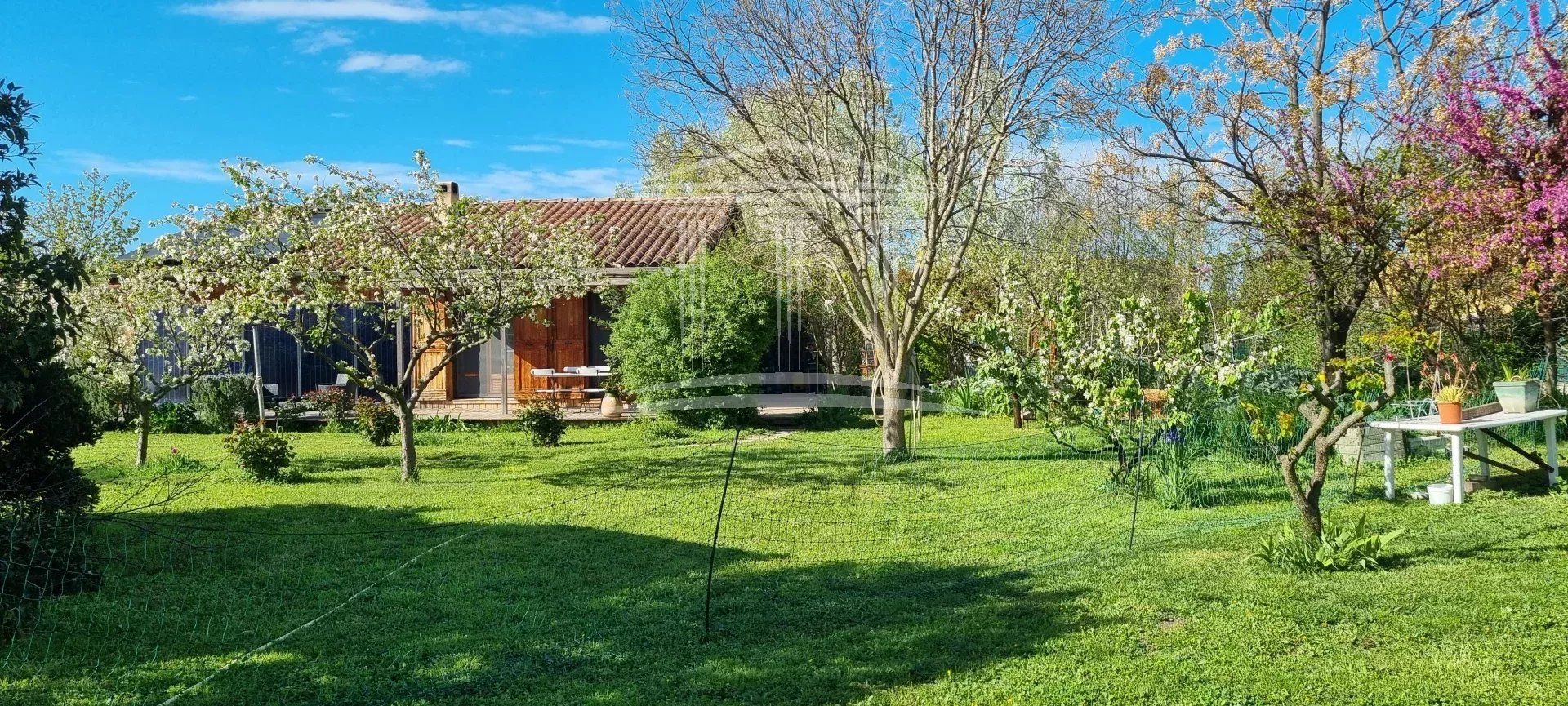 بيت في Sorgues, Provence-Alpes-Cote d'Azur 12849286