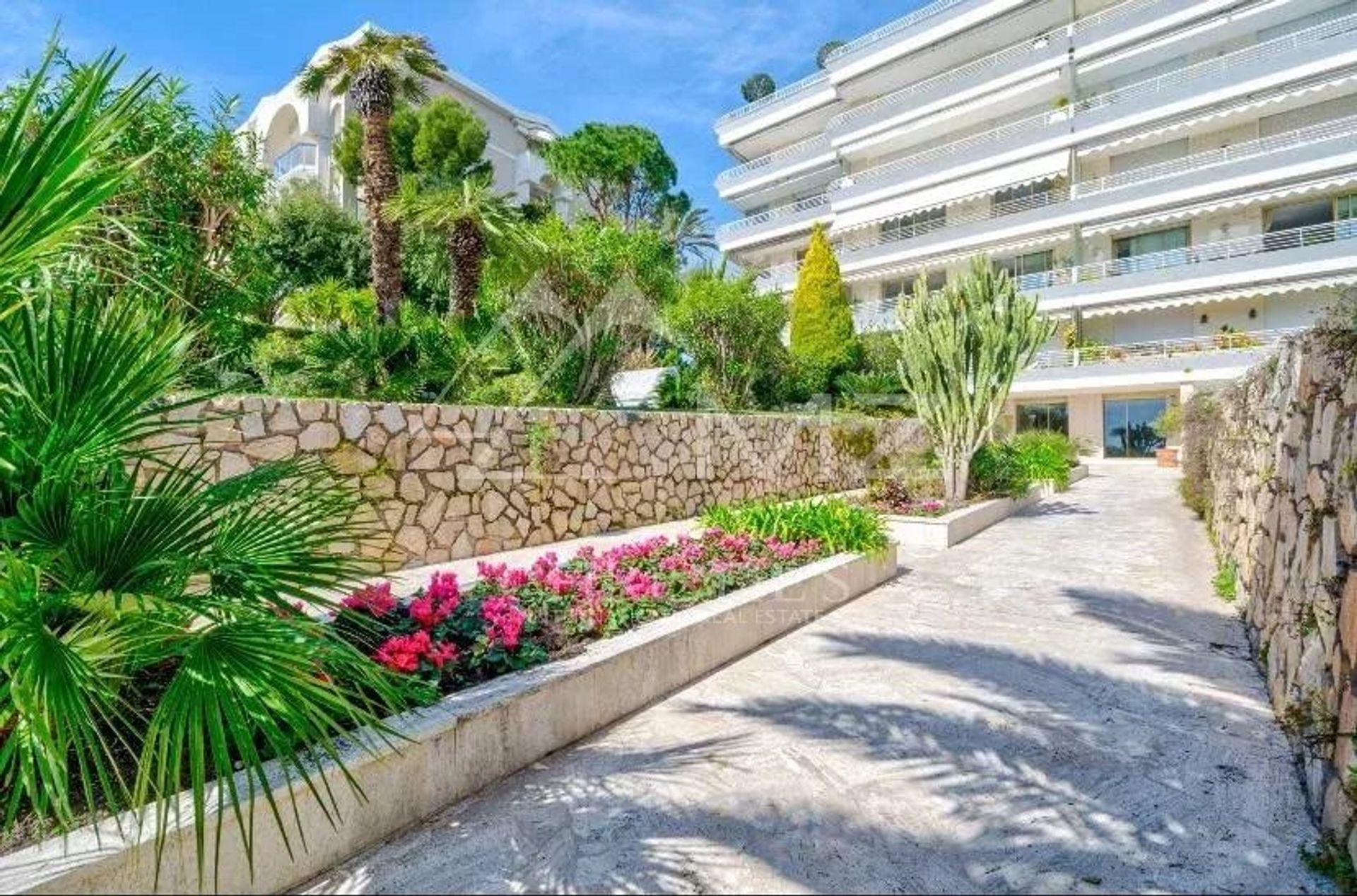 Condominium in Cannes, Alpes-Maritimes 12851009