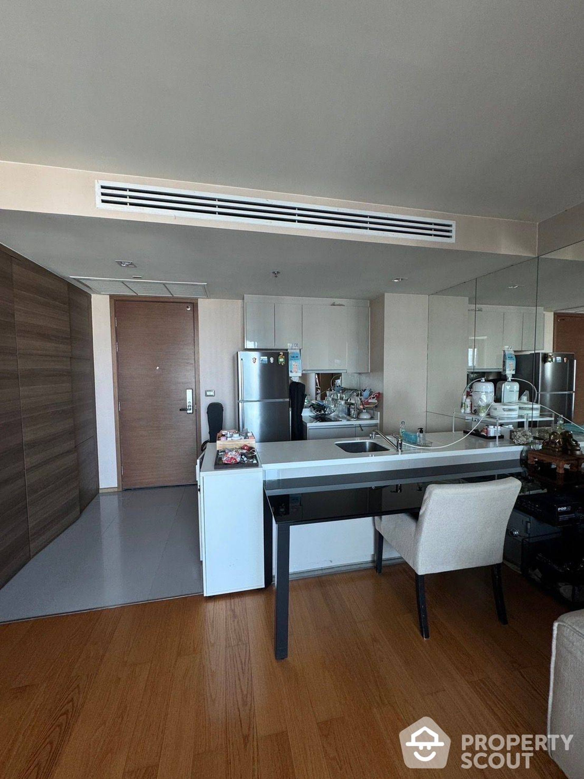 Condominium in Bang Rak, Krung Thep Maha Nakhon 12855473