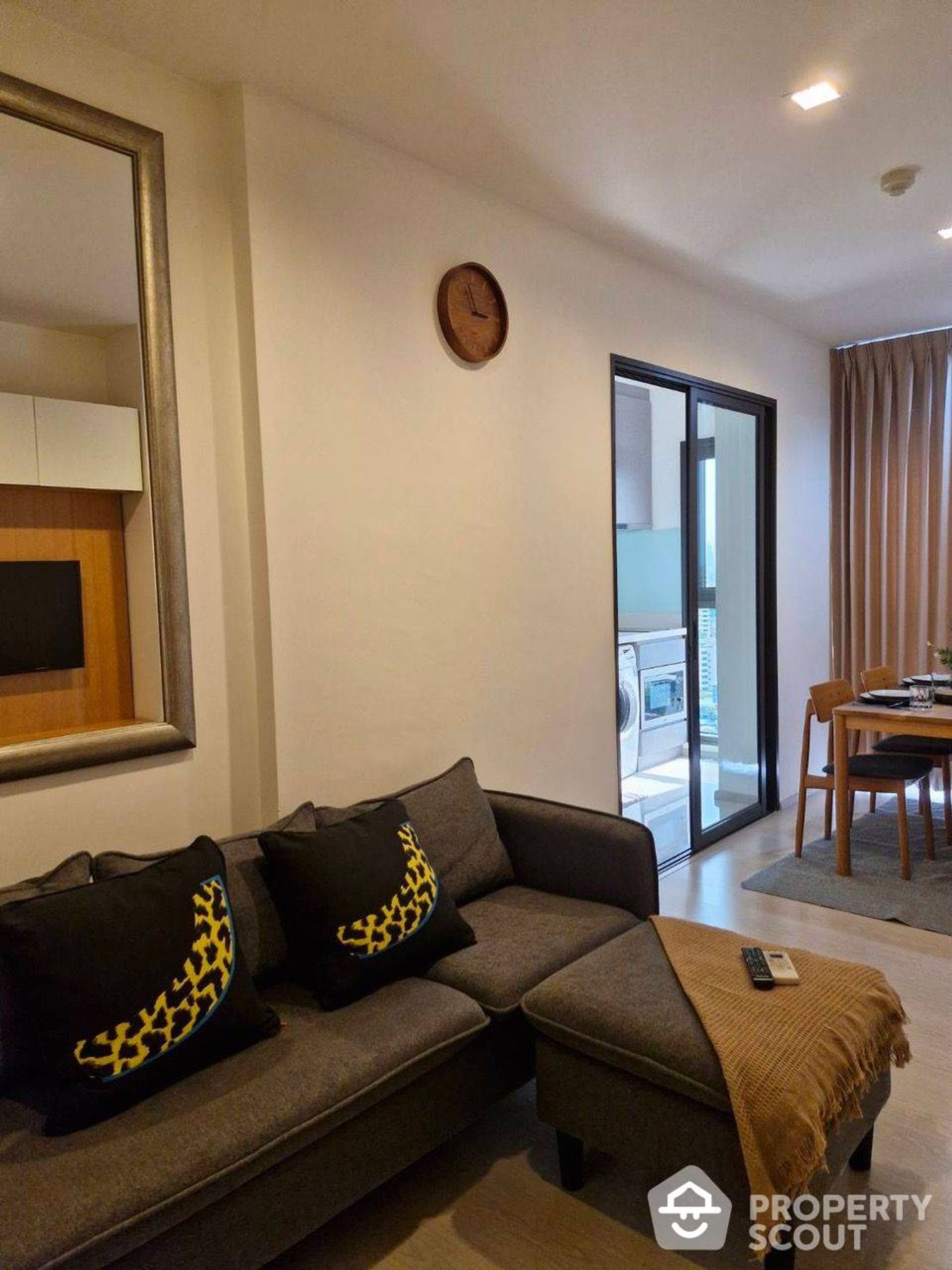 Condominium in Khlong Toei, Krung Thep Maha Nakhon 12860523