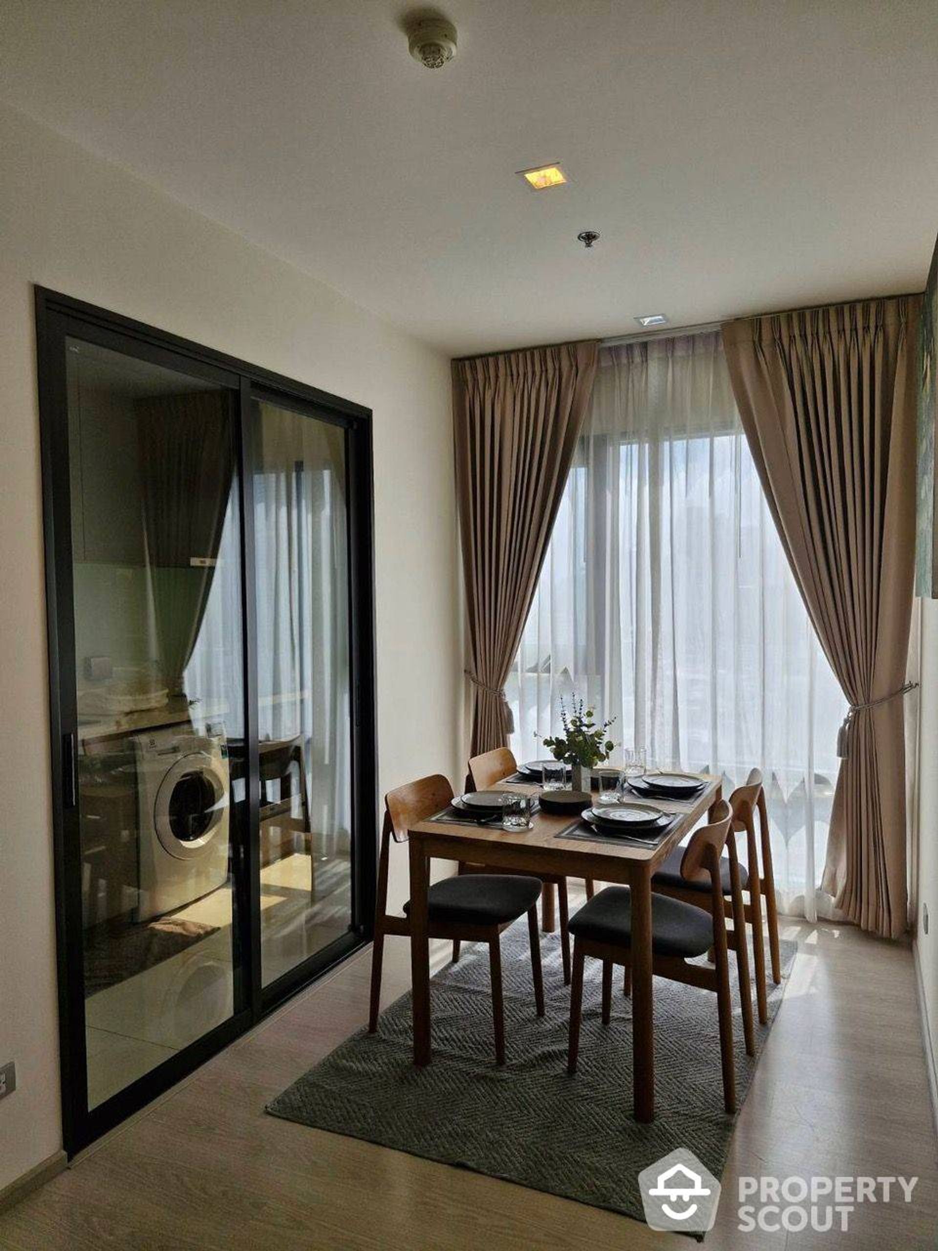 Condominium in Khlong Toei, Krung Thep Maha Nakhon 12860523