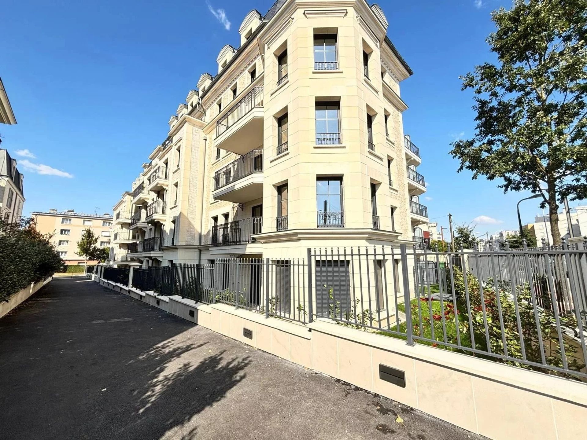 Osakehuoneisto sisään Clamart, Hauts-de-Seine 12862658