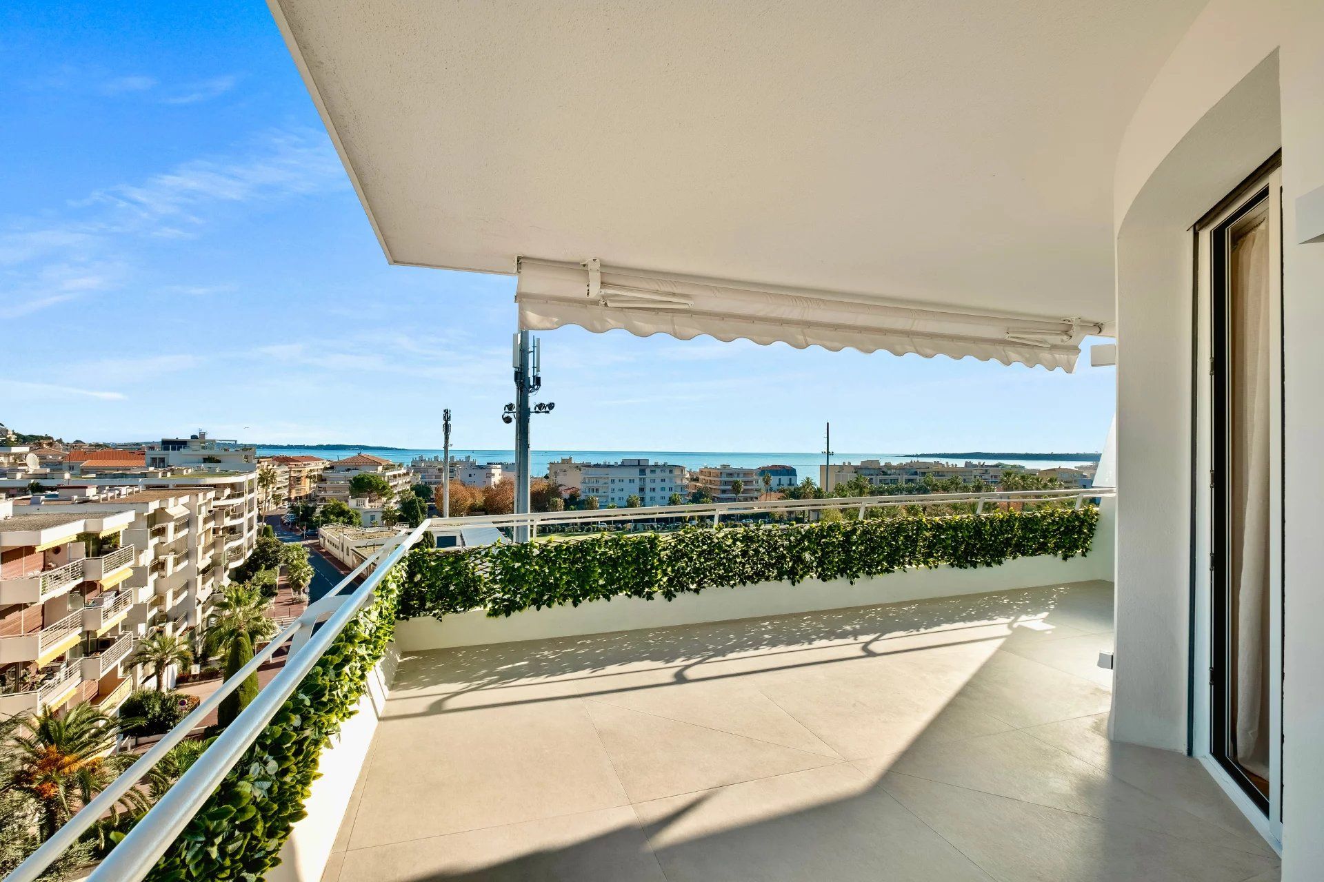 Condominium in Cannes, Alpes-Maritimes 12862844