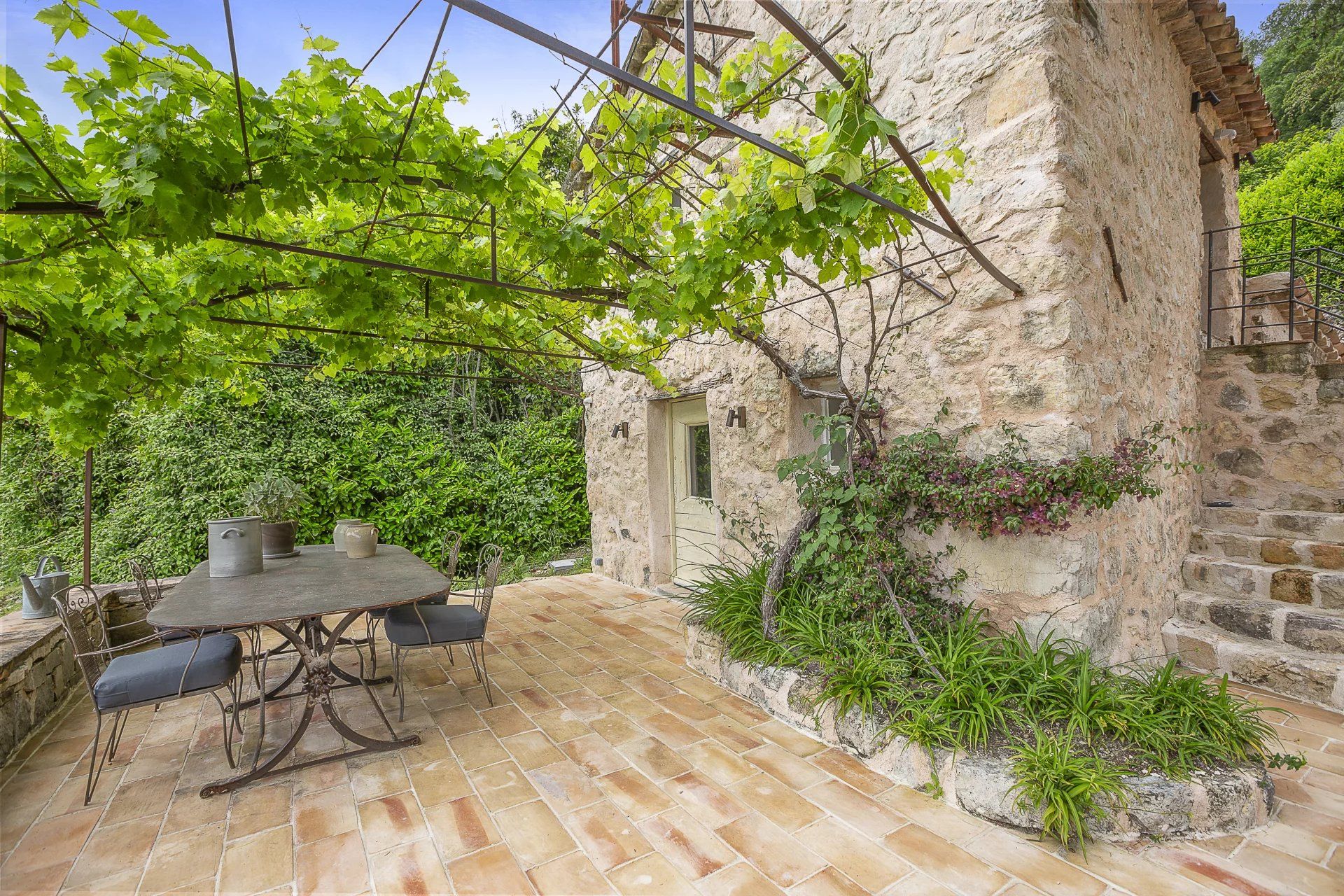 Huis in Tourrettes-sur-Loup, Alpes-Maritimes 12863648