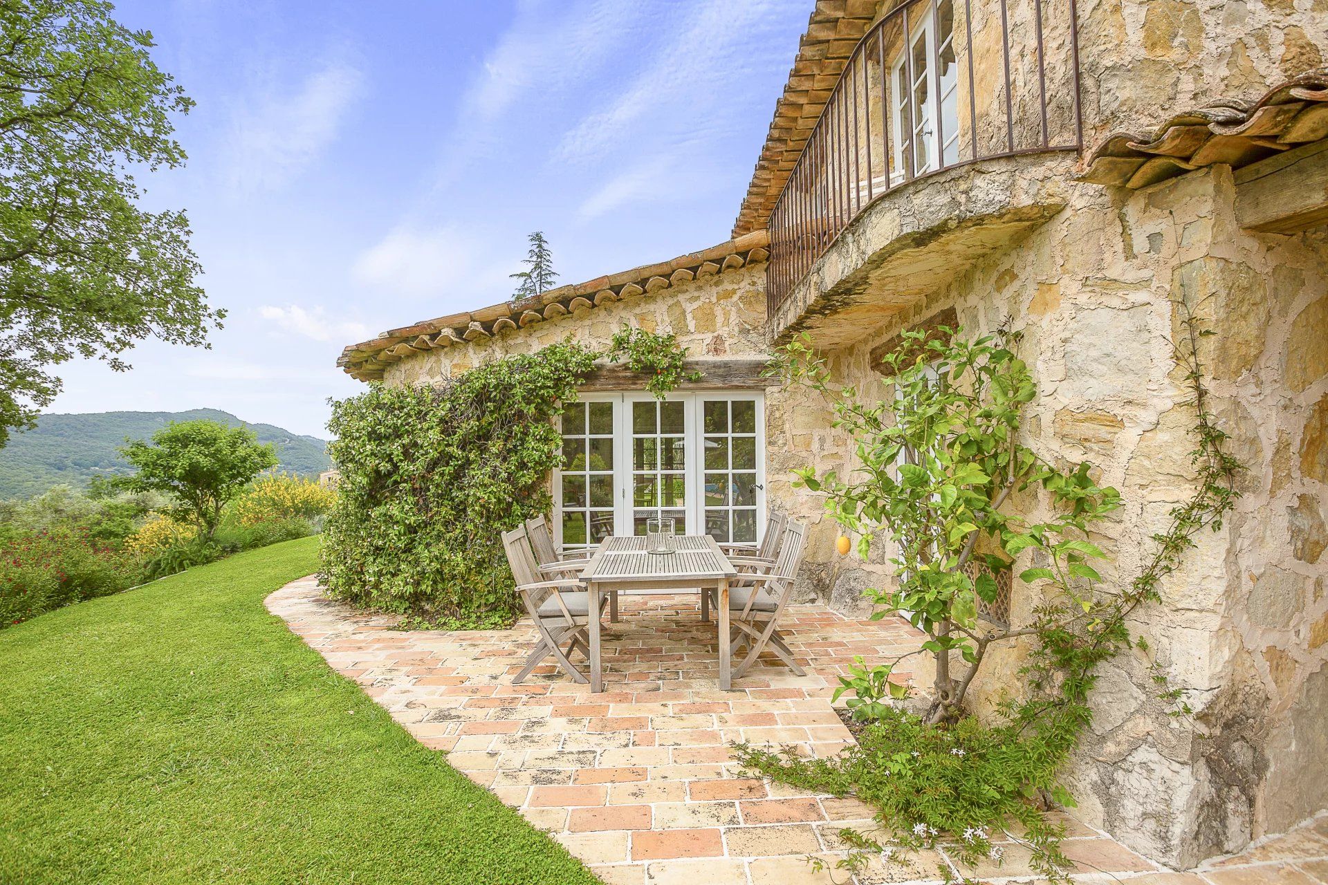 Huis in Tourrettes-sur-Loup, Alpes-Maritimes 12863648