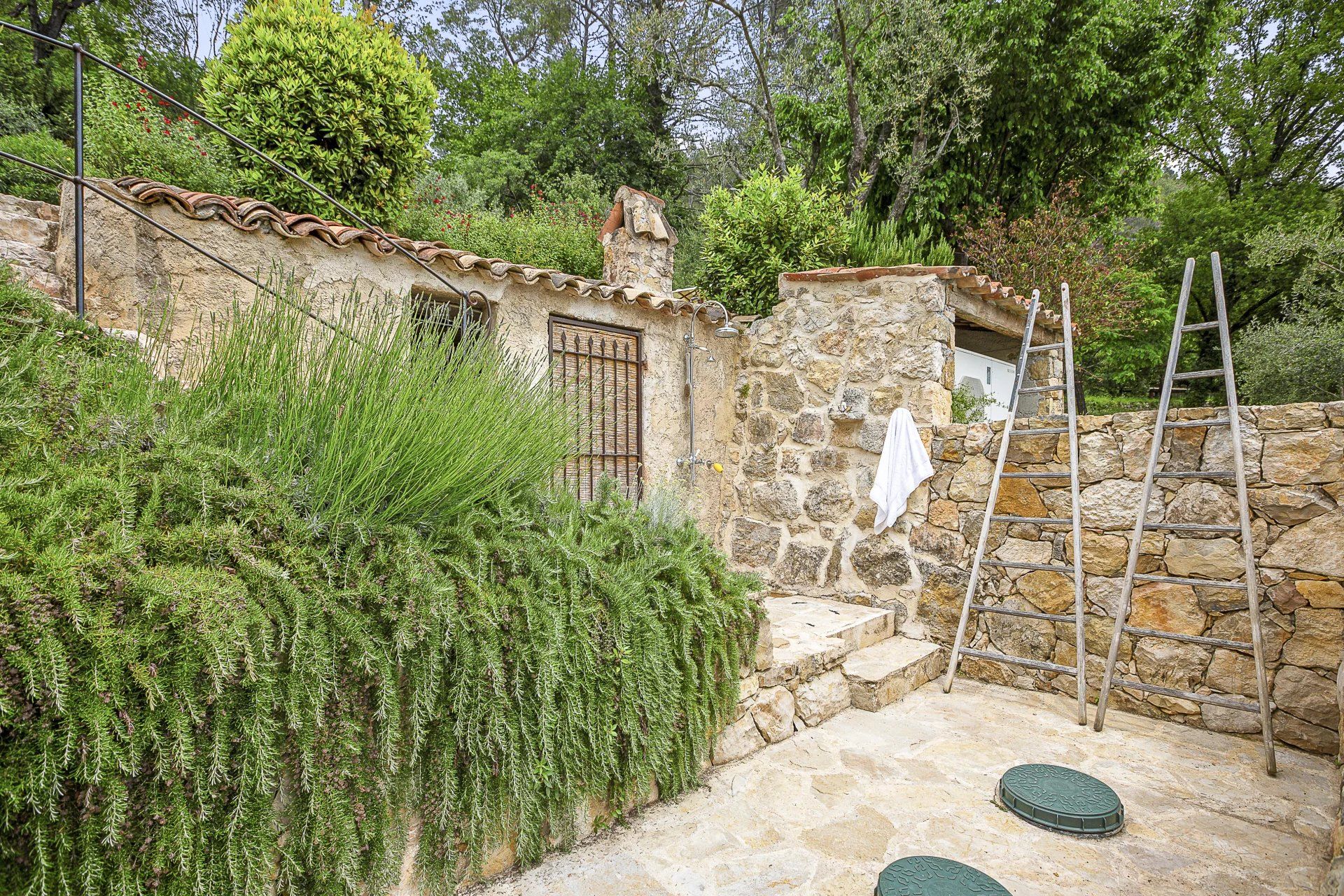 Huis in Tourrettes-sur-Loup, Alpes-Maritimes 12863648