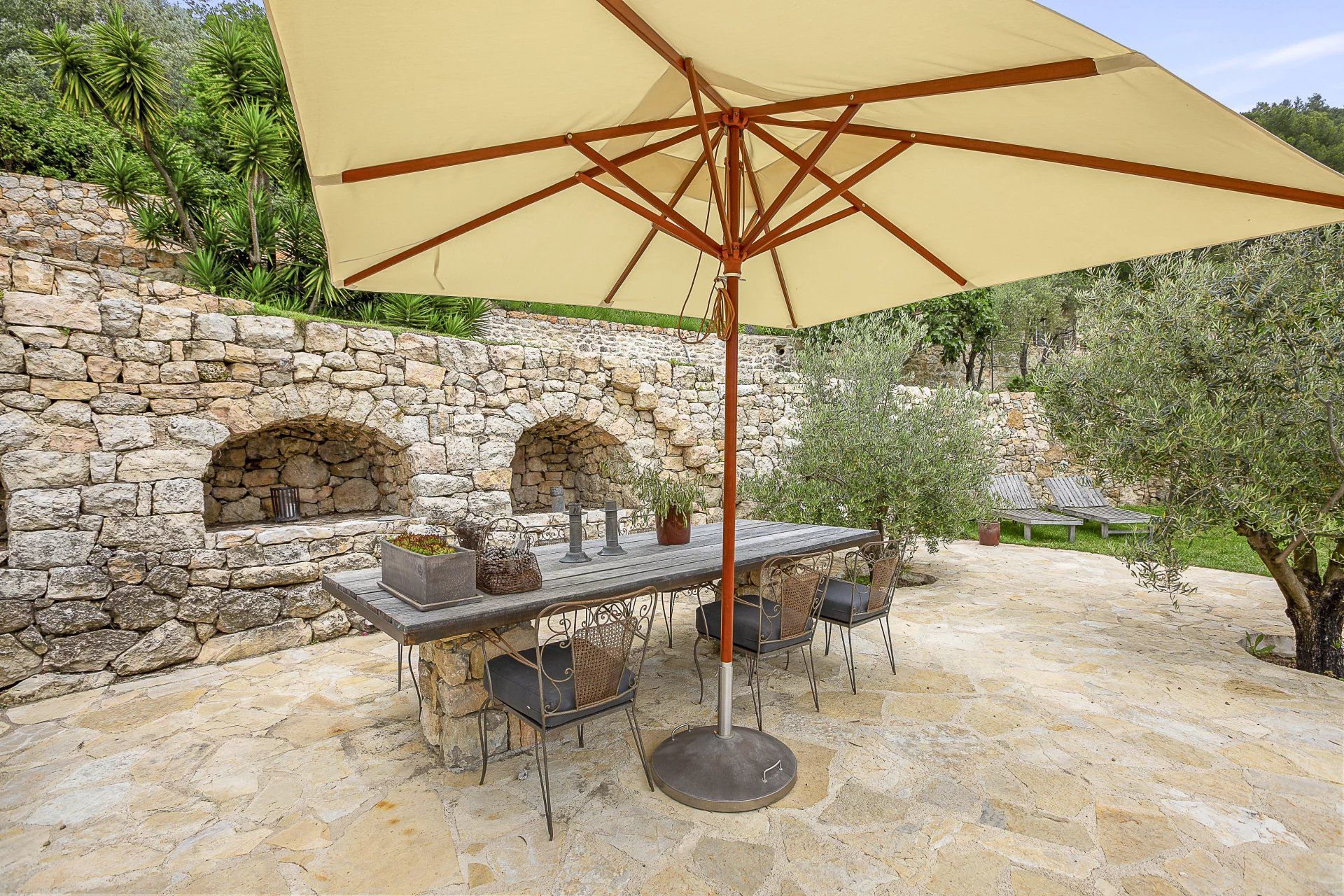 Huis in Tourrettes-sur-Loup, Alpes-Maritimes 12863648