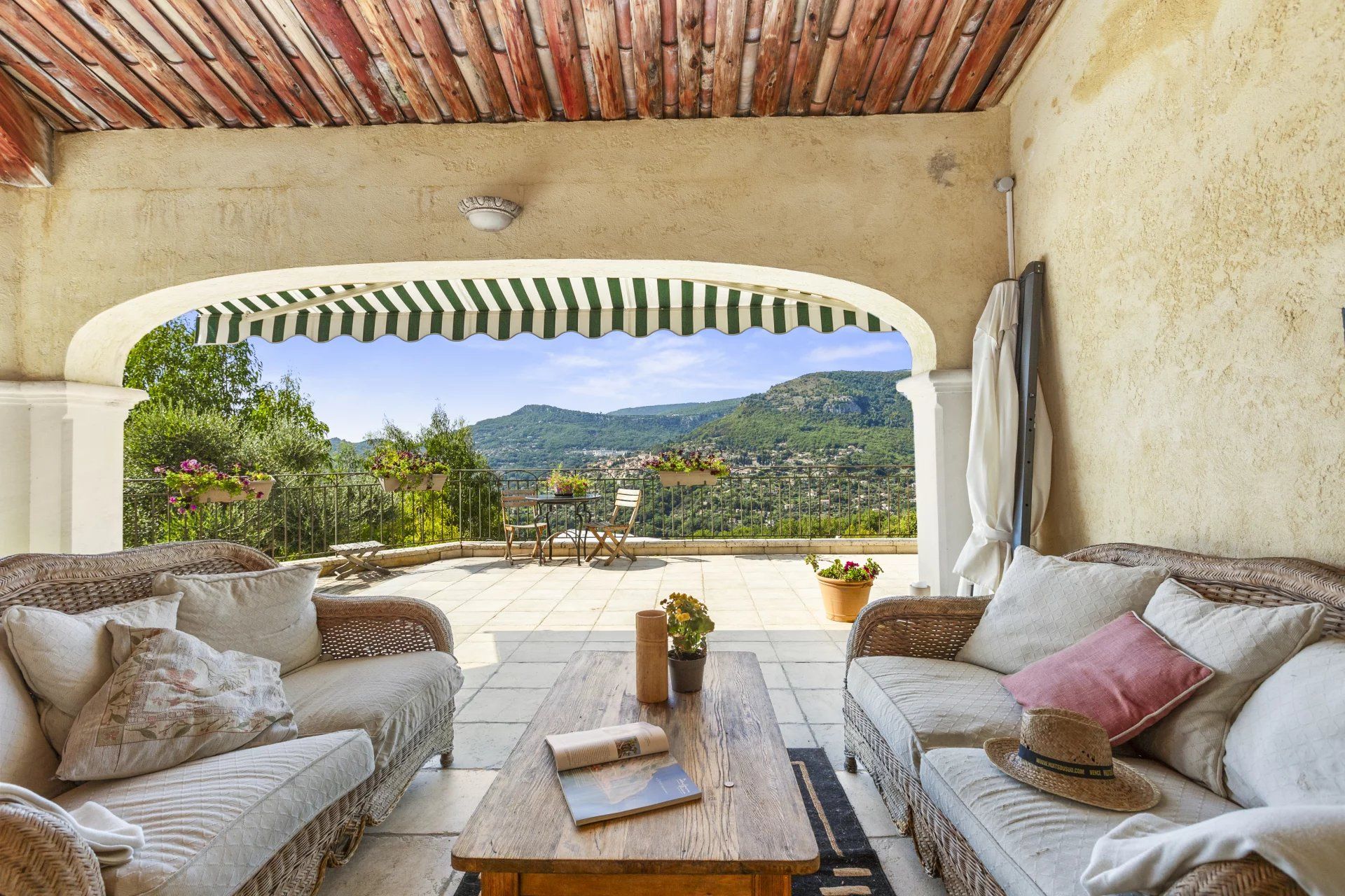 casa en Tourrettes-sur-Loup, Alpes-Maritimes 12863649