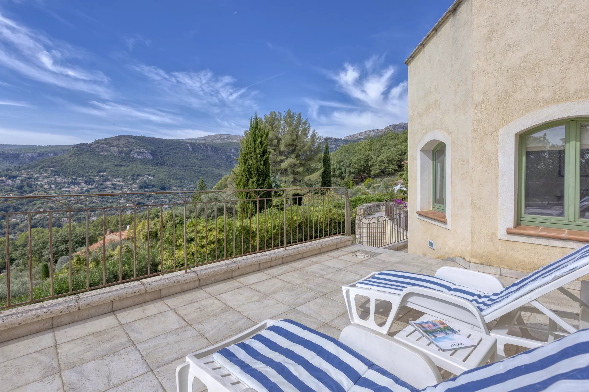 casa en Tourrettes-sur-Loup, Alpes-Maritimes 12863649