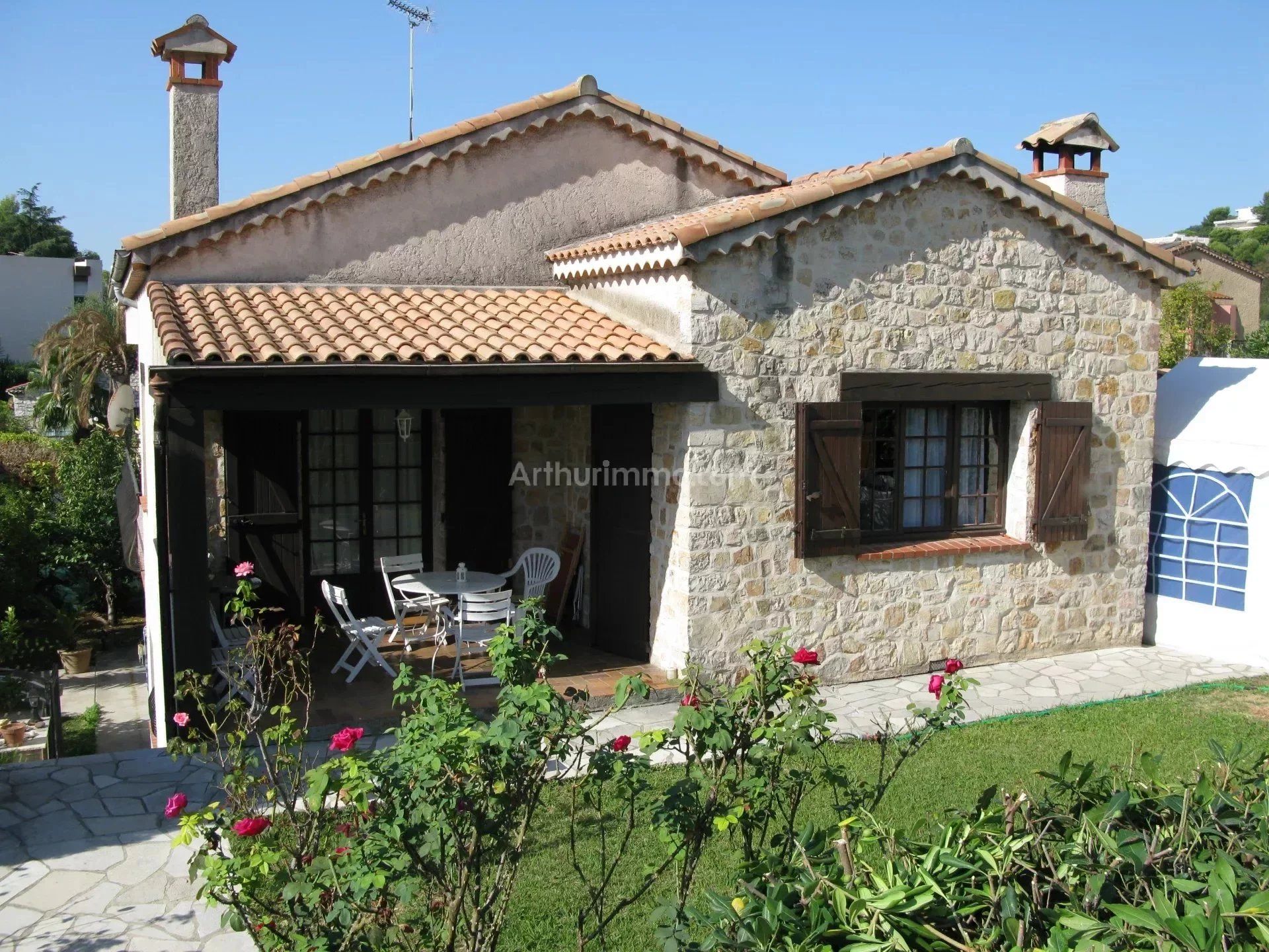 Huis in Villeneuve-Loubet, Alpes-Maritimes 12863768