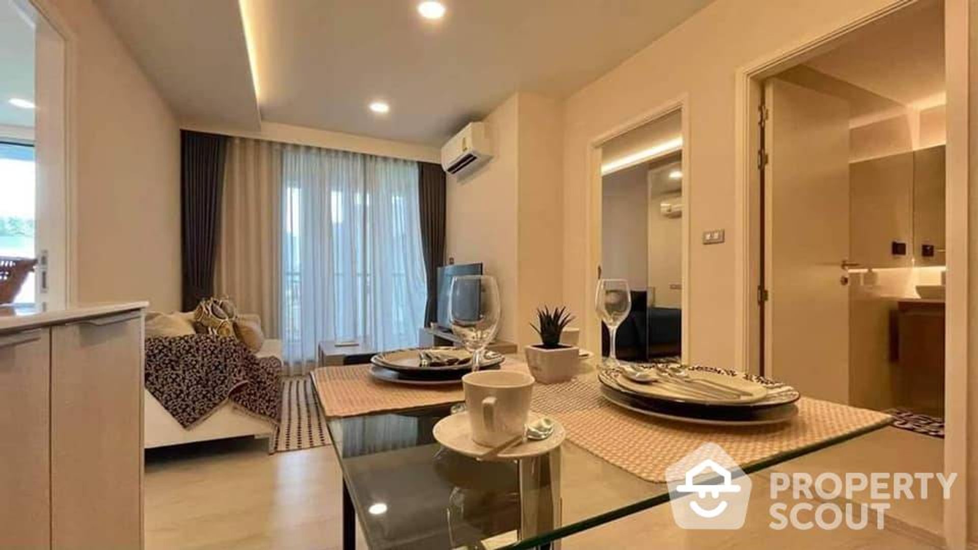 Condominium in Khlong Toei, Krung Thep Maha Nakhon 12864980